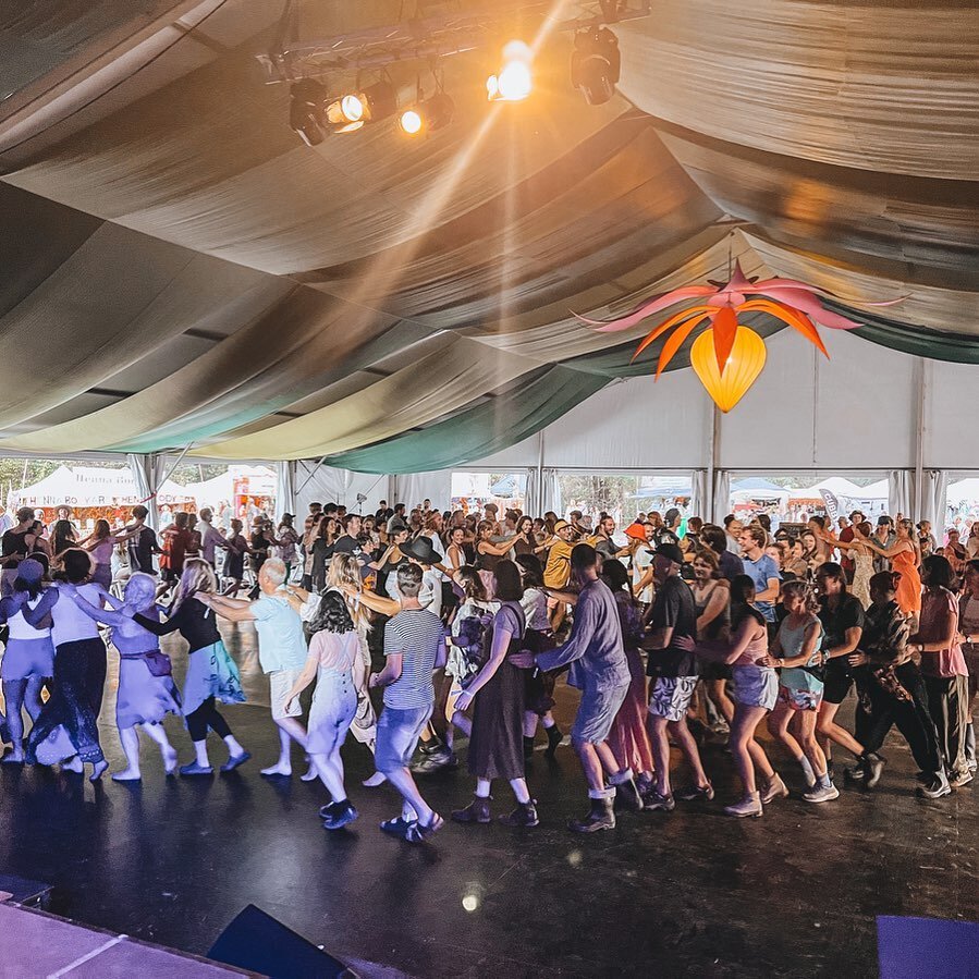 Woodfordians making Miami Sound Machine proud 👌💯 #conga #woodfordfolkfestival
