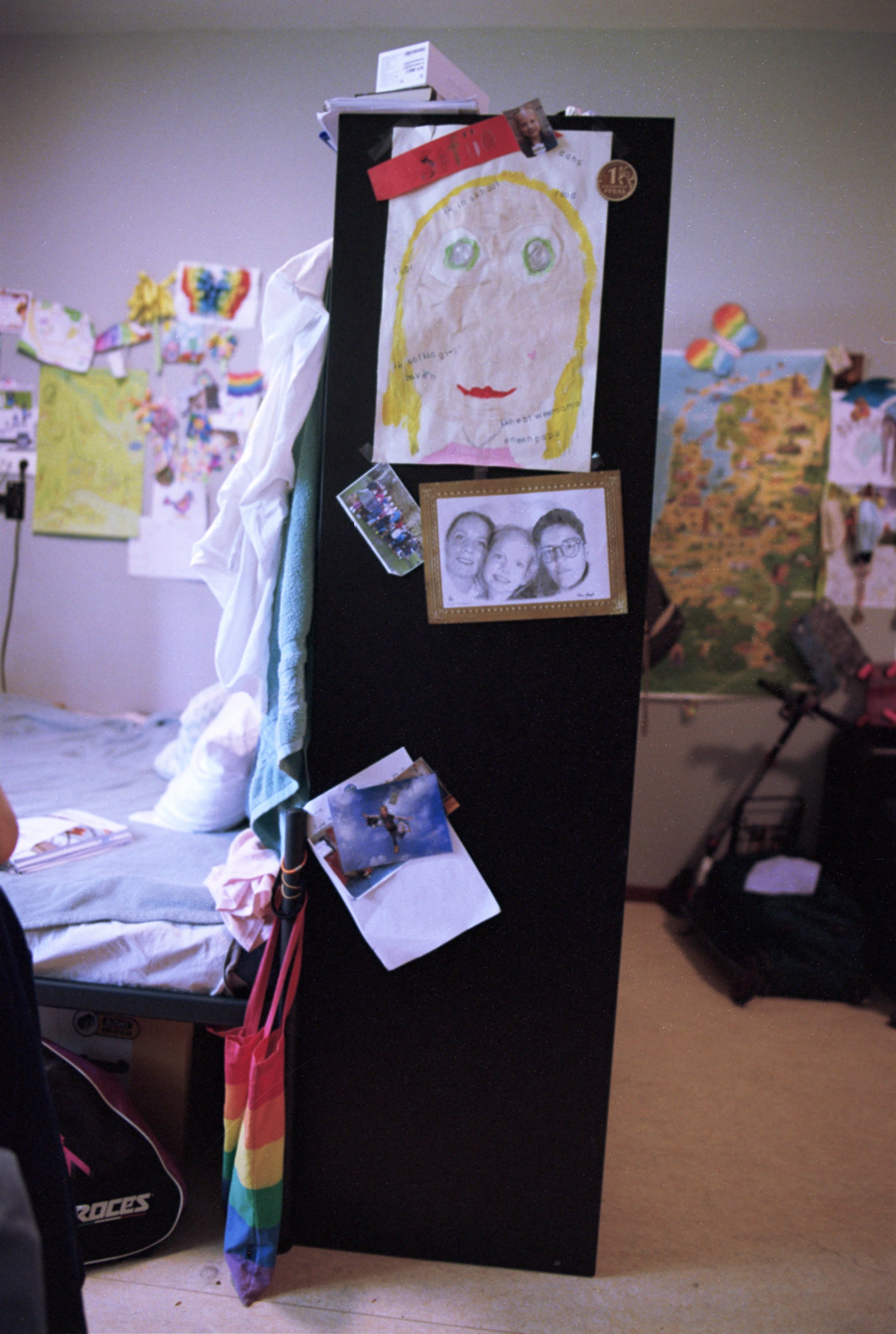 Decorations on the girls' walls and bookcase.
This lovely portrait created by Sofia is an eternal symbol that it was all worth it. It is a self-portrait with words describing her written around her face. In the corner it says in Dutch: "Ik heb twee