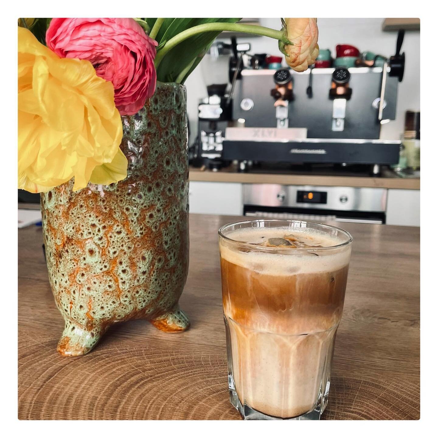 Guess it&rsquo;s Iced Latte time 🤩 

#froheostern 🐰

Danke an @kattakattasecondhand f&uuml;r die sch&ouml;nen Blumen!