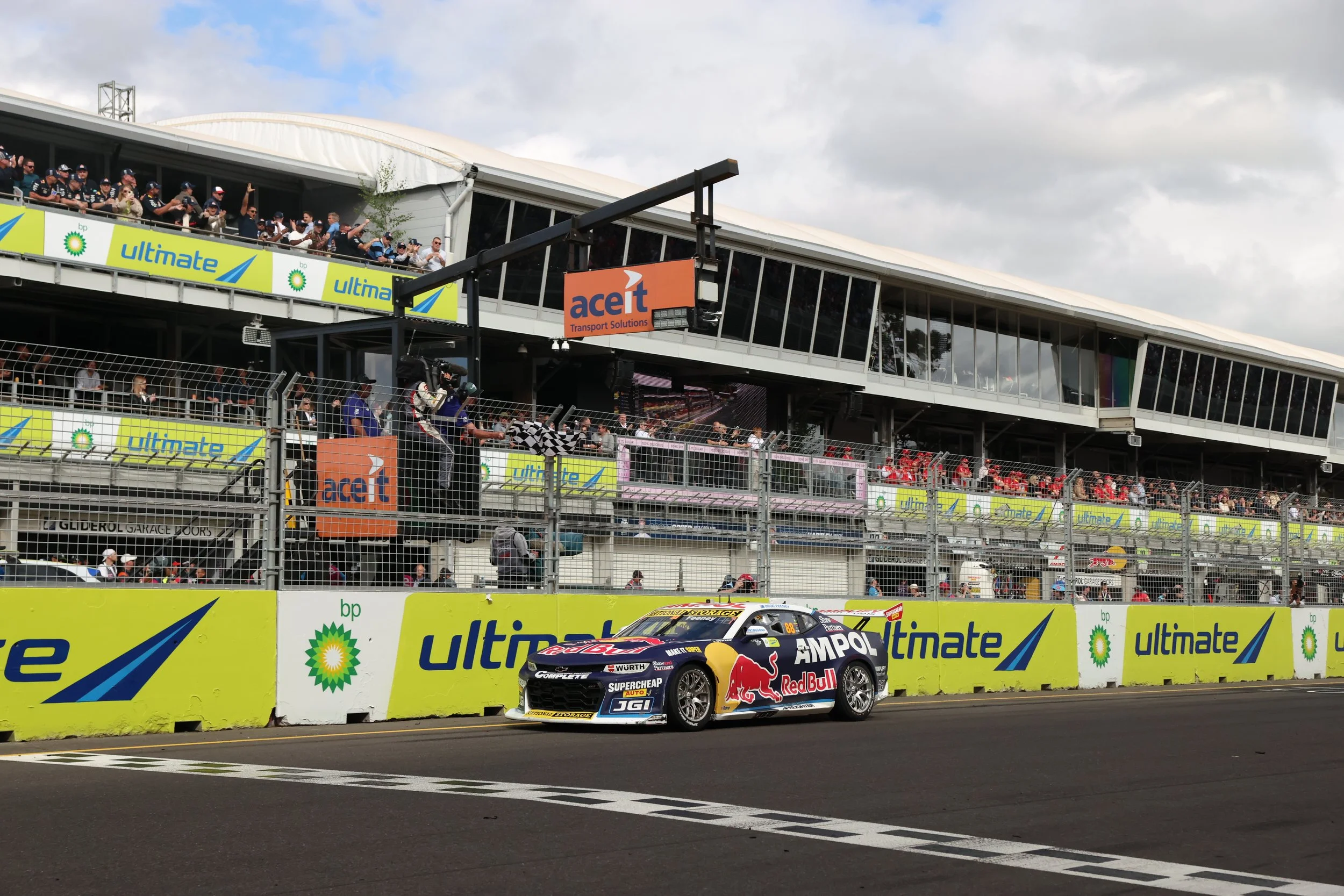 Feeney extends Championship Lead