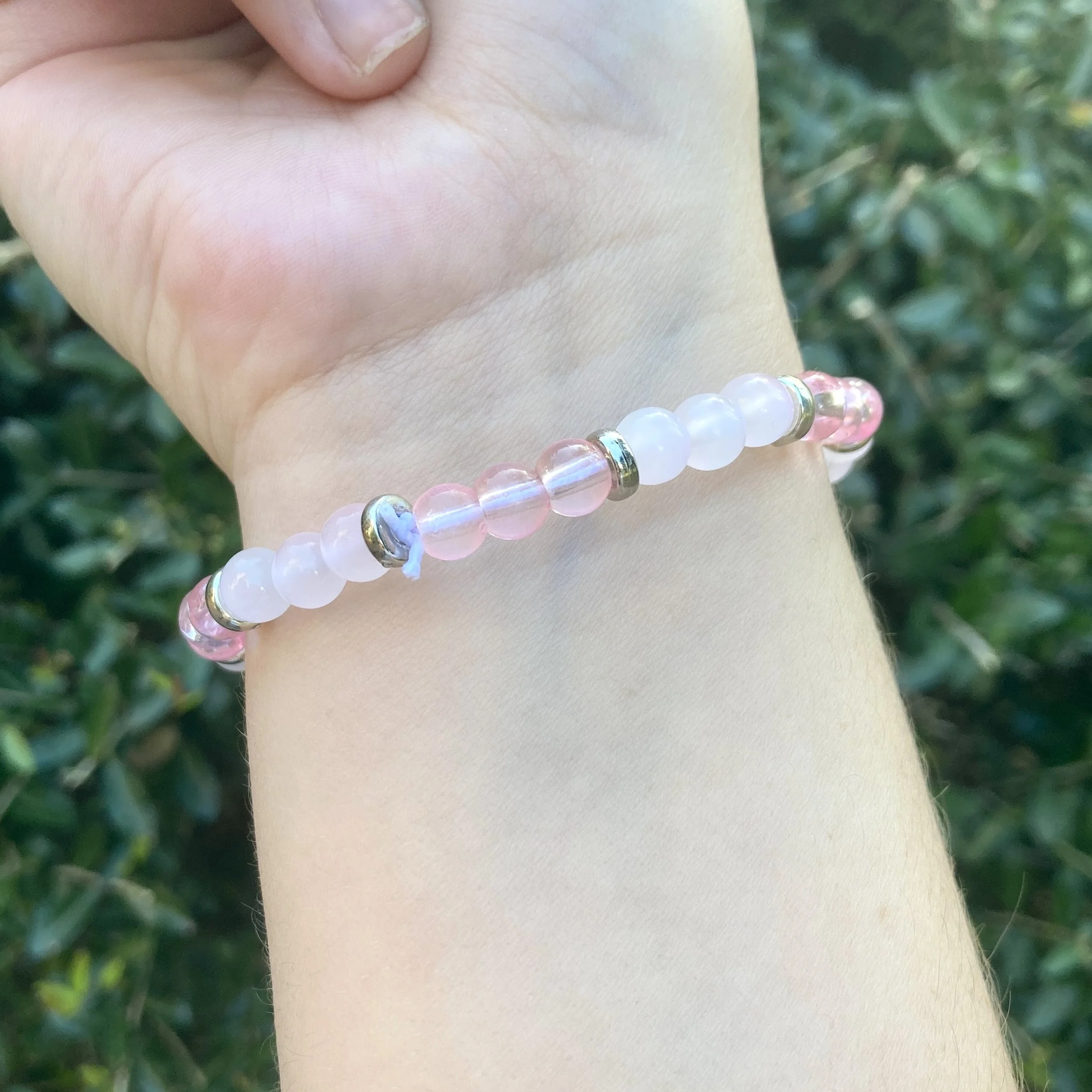 Pastel_Cuties_Glass_Elastic_Bracelets_pink_bunny_2.JPG
