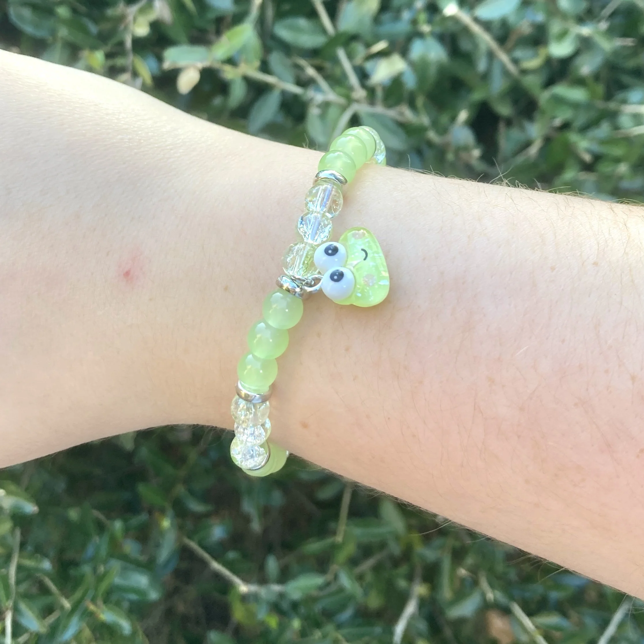 Pastel_Cuties_Glass_Elastic_Bracelets_green_frog_1.JPG