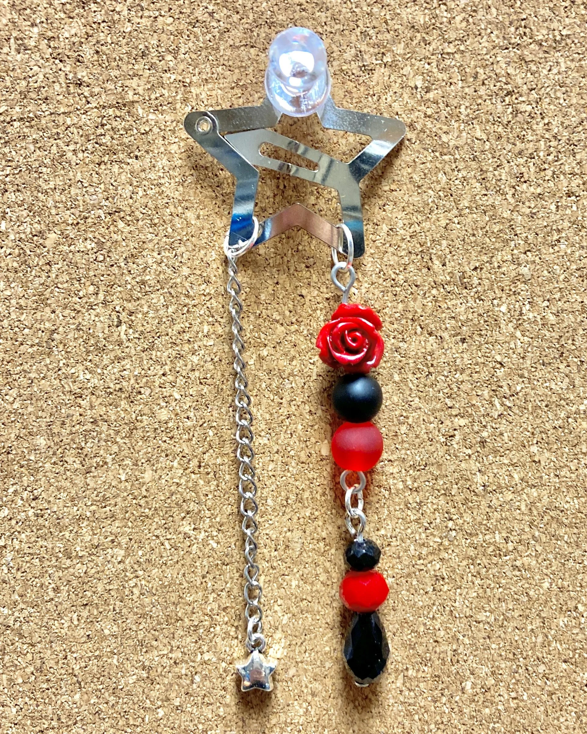 Star_beaded_hairclips_small_black_red.JPG