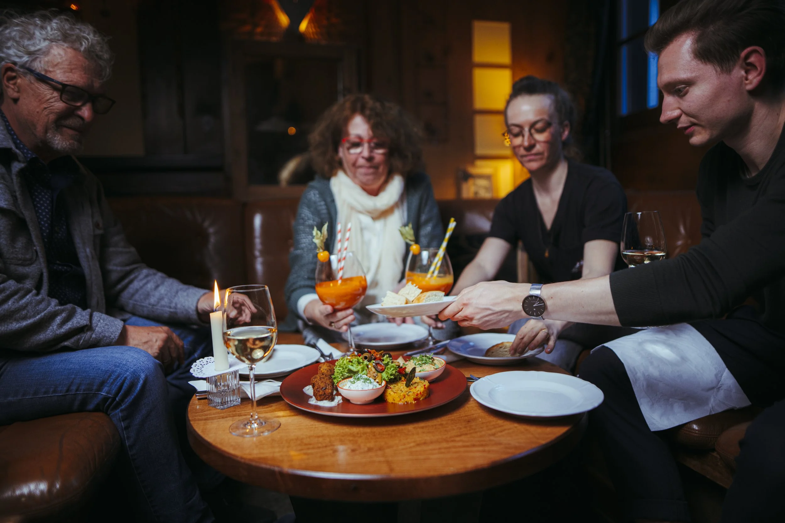 Gruppe geniesst Tapas und Getränke auf der Food Tour durch Zermatt