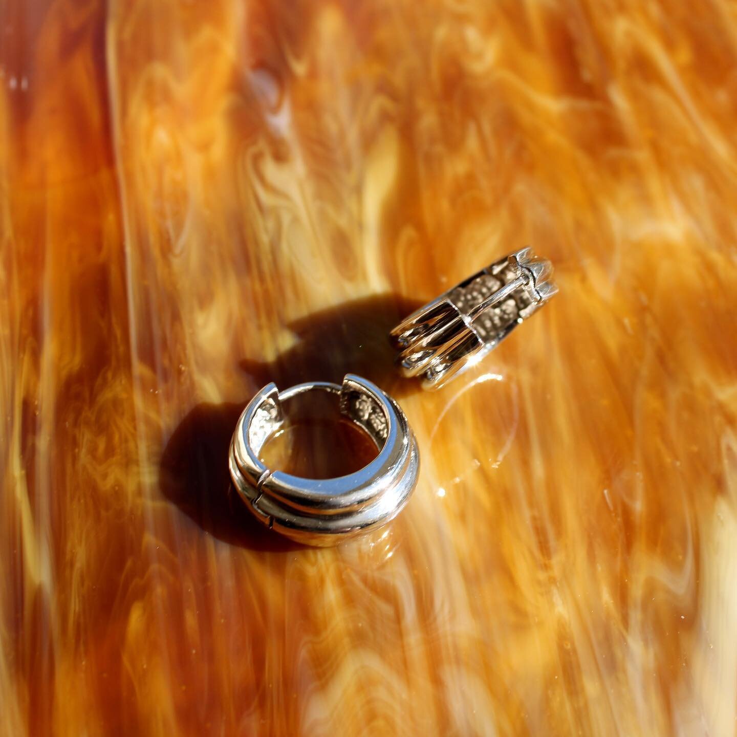 Ella hoop made in solid yellow gold, white gold or silver. Hand crafted design. 
.
.
.

#smallbusiness #jewelry #shopsmall #gold #giftideas #earrings #accessories #handmadejewelry #etsy #trendy #silver #platinum #ring #madewithlove #jewelrygift #jewe