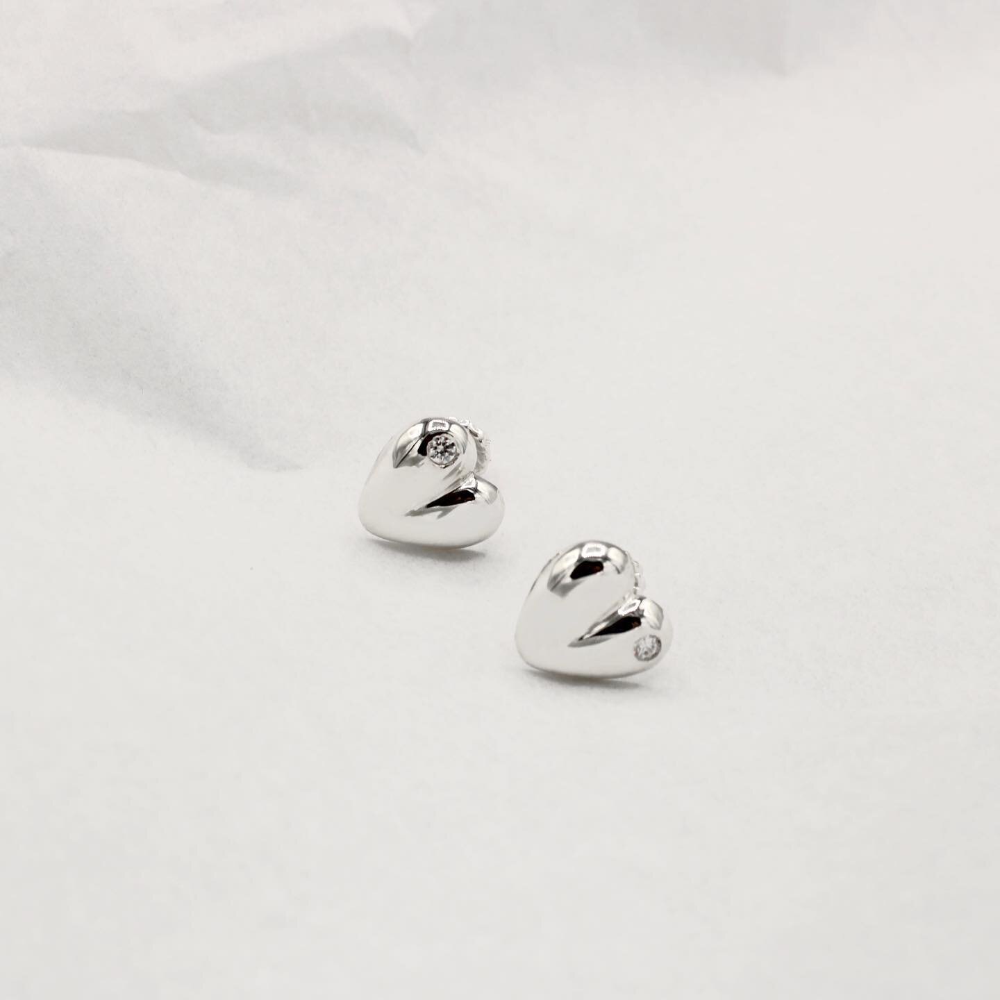 🤍 The heart earring with diamond.
.
.
.

#smallbusiness #jewelry #shopsmall #gold #giftideas #earrings #accessories #handmadejewelry #etsy #trendy #silver #etsyshop #ring #madewithlove #jewelrygift #jewelrydesigner #rings #jewelryaddict #necklace #j