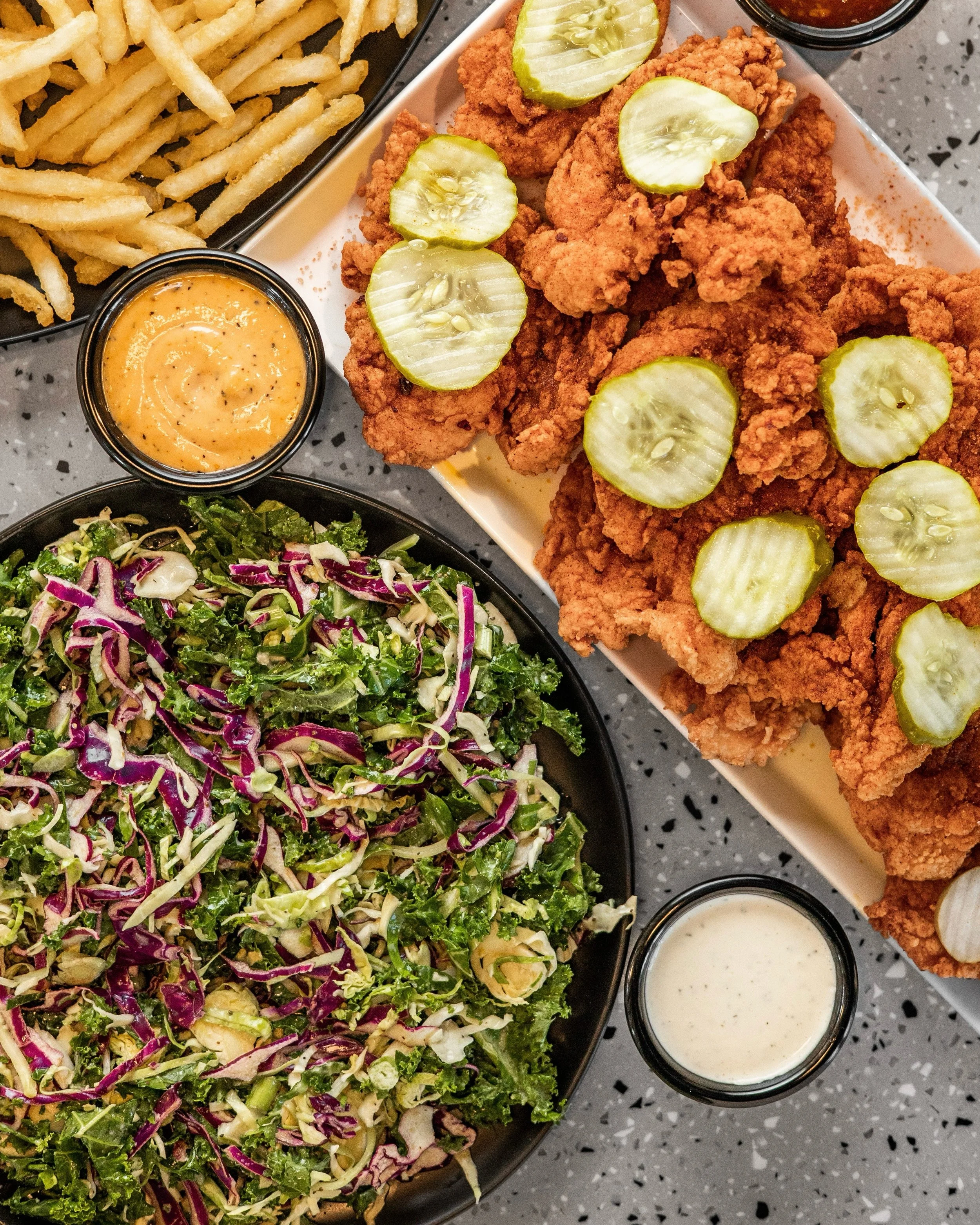 Take your caps off and get your tendies out&hellip;CONGRATS, GRADS! 🎓🐔 Whether you&rsquo;re keeping your party small or you&rsquo;re hosting the whole crew, celebrate with Sammies! 

Order online to see our Party-Sized tender packs, sides, and sala