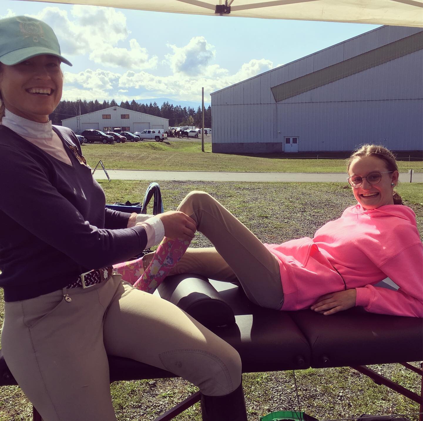 Loving the pink ladies!! Athletic Therapy @thepinkribbonclassic this weekend!!
#beatbreastcancer #breastcancerawareness #community#horseshow#hunterjumper#athletictherapy