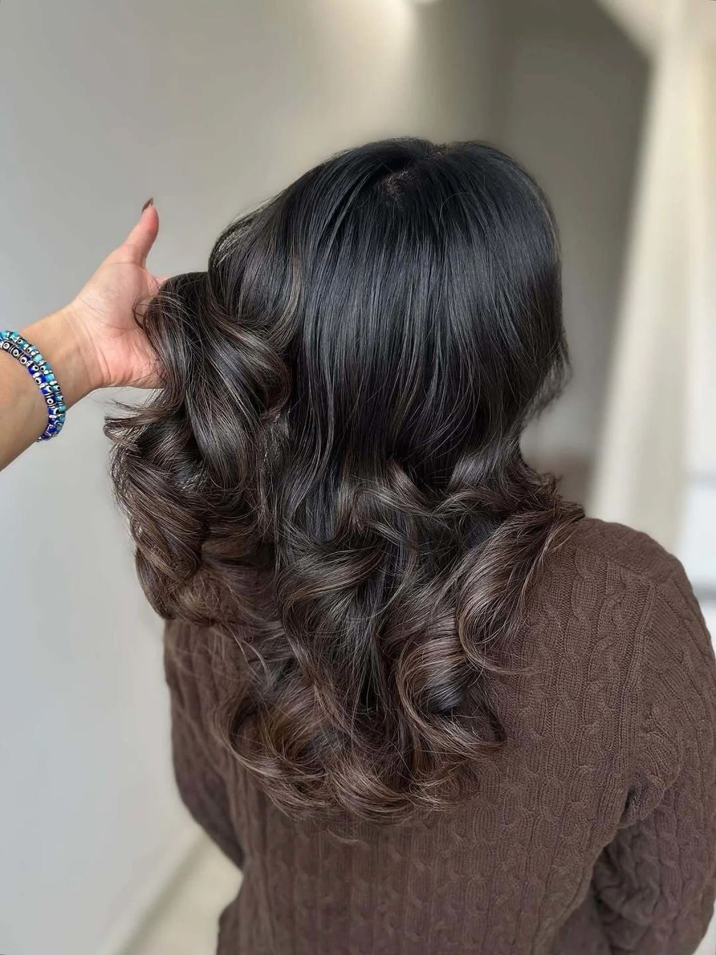 @hair.by.alessandria Whisper Brunette formula 🤎
@redkenpro 
Root melt: 4NA+3N 
Gloss: 7NW+ 7NB+ 7P 

#redken #redkeshadeseq #livedinhaircolor #livedinbrunette #livedinhair #windsor #windsorhairstylist #windsorontario