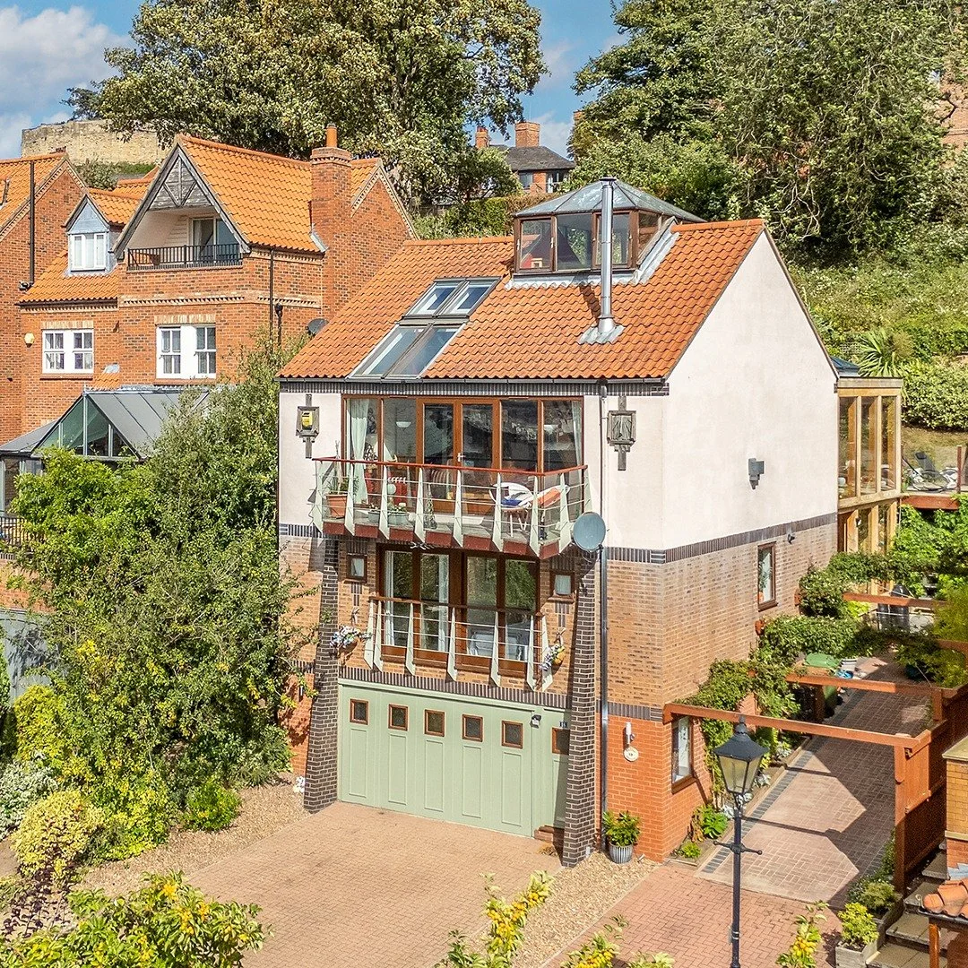 Check out the views from this impressive architect designed home in the heart of Lincoln 😍📷

📌 St Michaels Terrace, Lincoln
🏡 @mount_minster