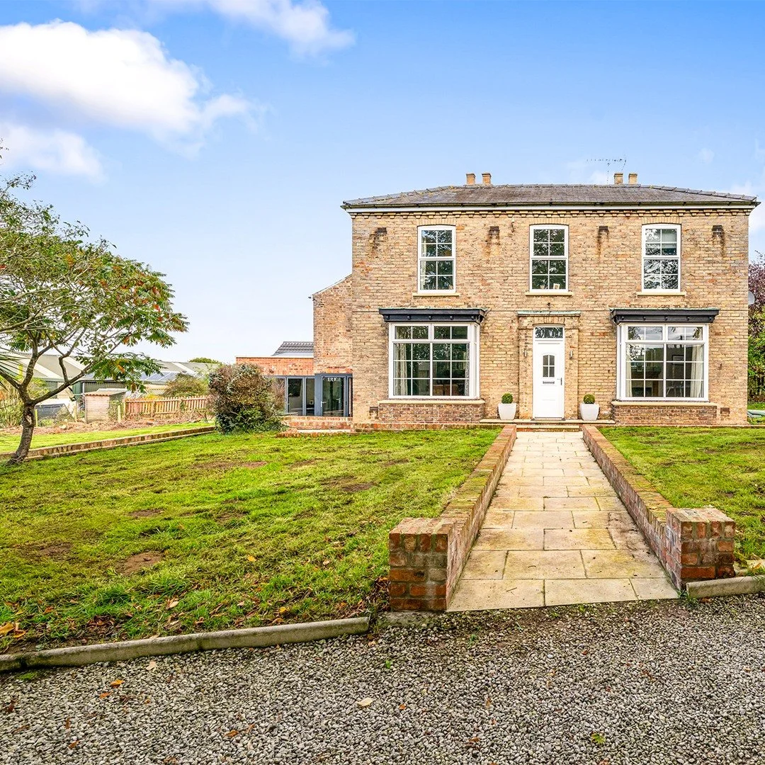 A few shots from this stunning home that seamlessly combines Georgian character with modern luxury 📷🏡

📌 Caistor
🏡 @mundysuk