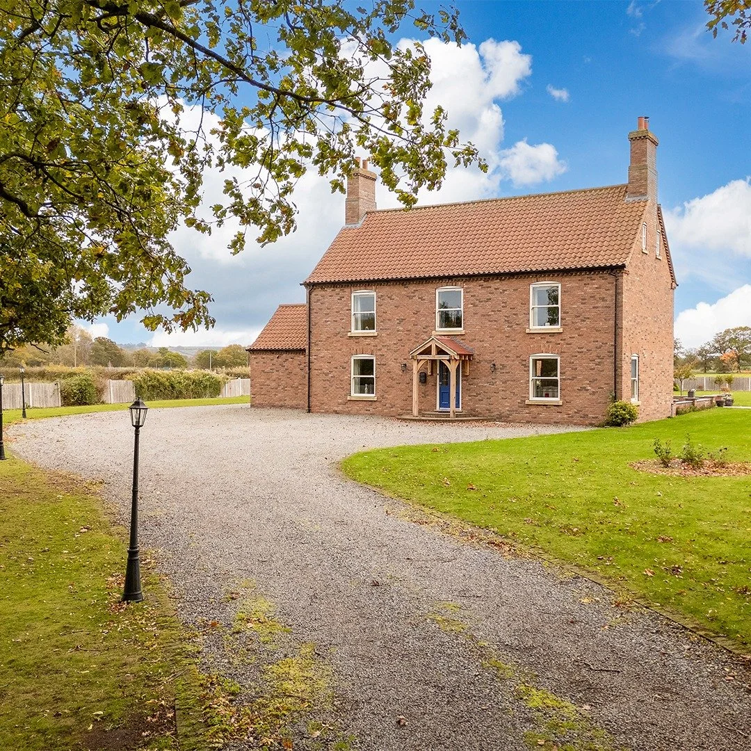 Check out Acorn House, a substantial family home measuring over 3,300sq/ft set in approx. 1.37 acres of private grounds 🏡📷

📌 Moortown
🏡 @mundysuk