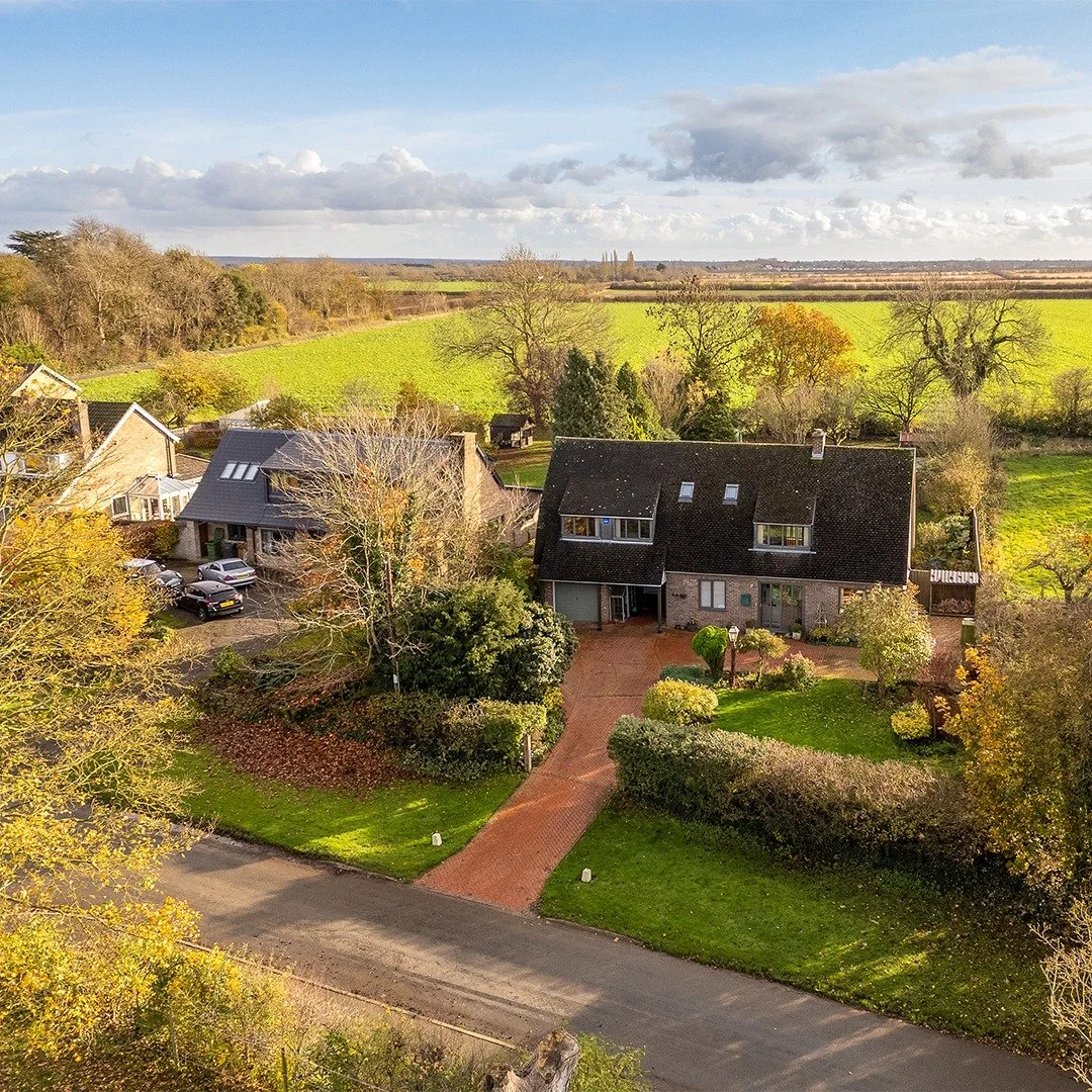 Such a warm &amp; cosy feel in this property 🏡📷

📌 Hackthorn
🏡 @brownco_llp