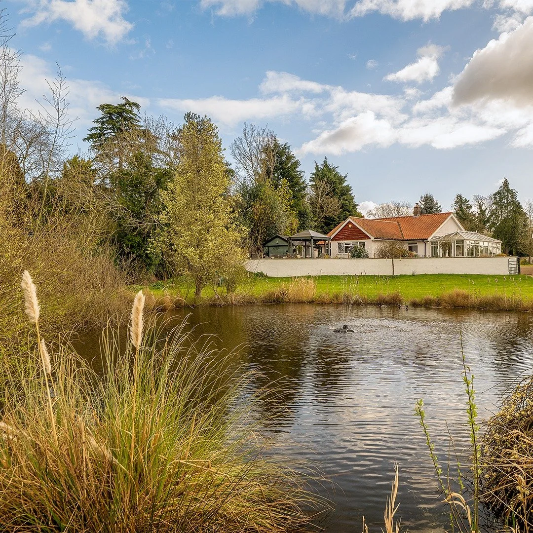 Riverside luxury on a grand scale. 📸

A few favourites from a recent shoot in Farndon. The property has 3.5 acres that run right down to a private mooring on the River Trent - pretty tough to beat that backdrop 🏡

🏡 @mundysuk 
📌 Farndon, Newark