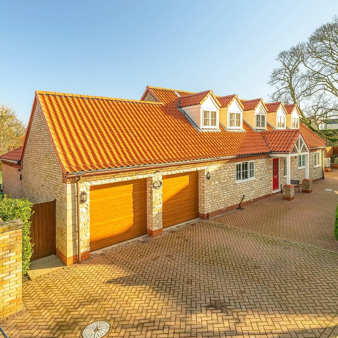3,000 square feet of incredible space. 📸

Behind the lens at this unique Branston property 🏡

🏡 @mount_minster 
📌 Branston, Lincoln