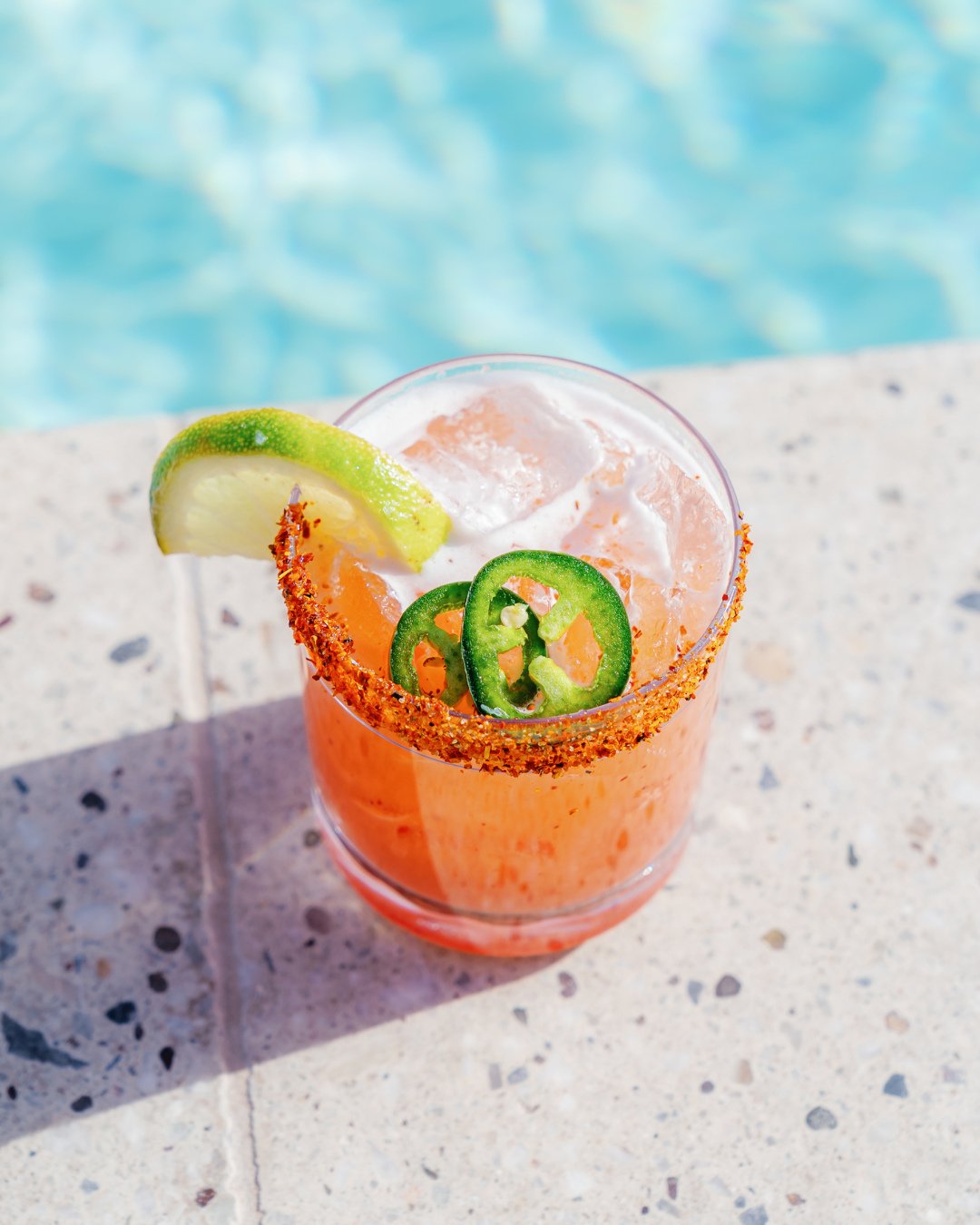 The perfect blend of light, color, and composition&mdash;just like a great cocktail. 🍹✨⁠
⁠
Photography is all about capturing details that set the mood. Whether it&rsquo;s the golden glow of sunset reflecting off the water or the way a drink pops ag
