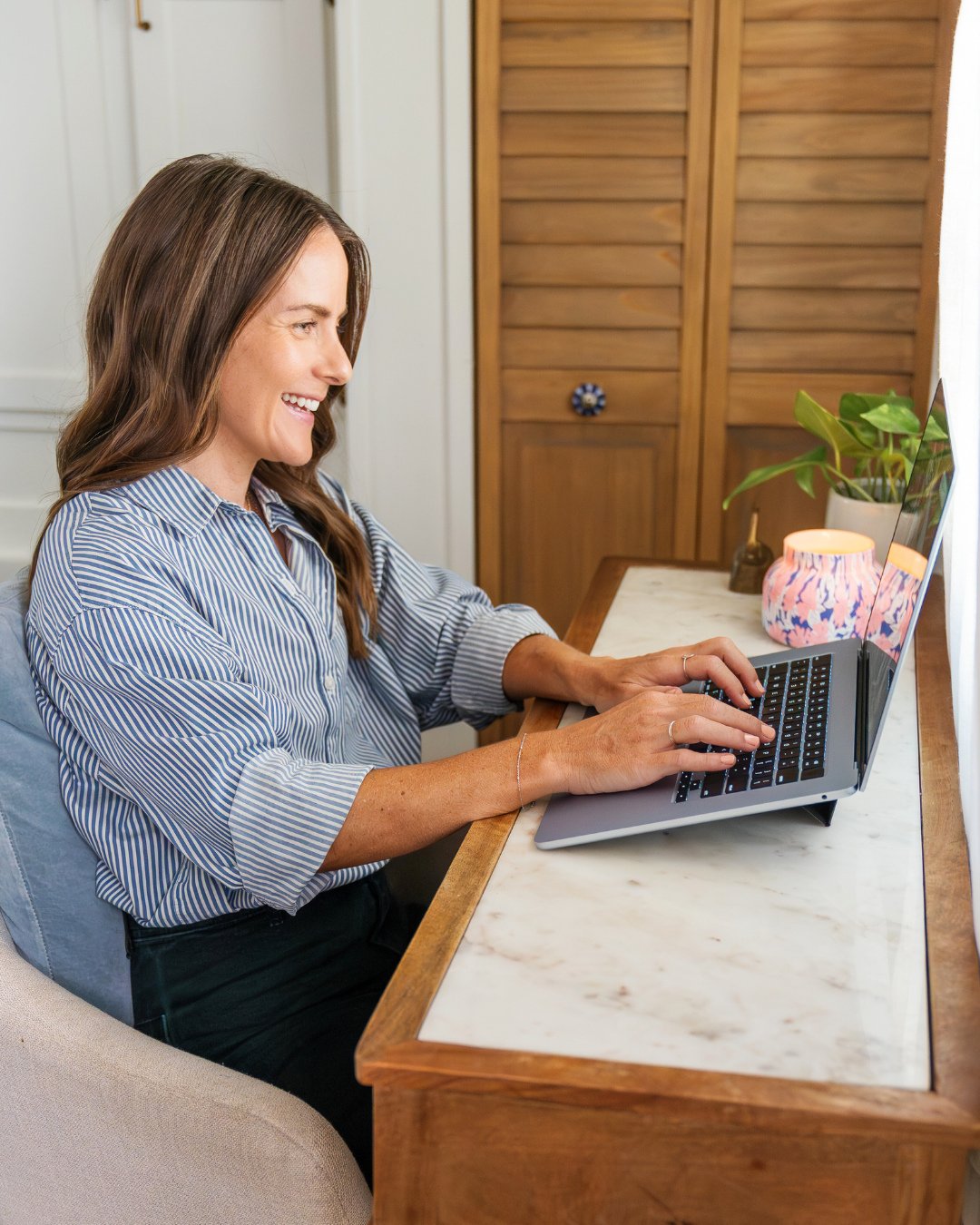 There&rsquo;s something I love about shooting in a client&rsquo;s real workspace. The little details&hellip; the cozy corners&hellip; the way they light up when they&rsquo;re doing what they love. It tells the story so much better than any staged set