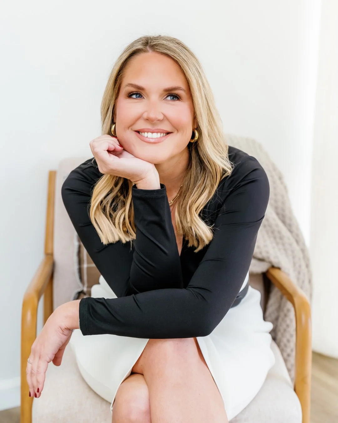 Your headshot from 2019 called. It wants to retire. 😅⁠
⁠
Here's the thing nobody tells you: your headshot is doing a LOT of heavy lifting.⁠
⁠
It's on your website, your LinkedIn, your email signature, that conference badge, the speaker lineup. It's 