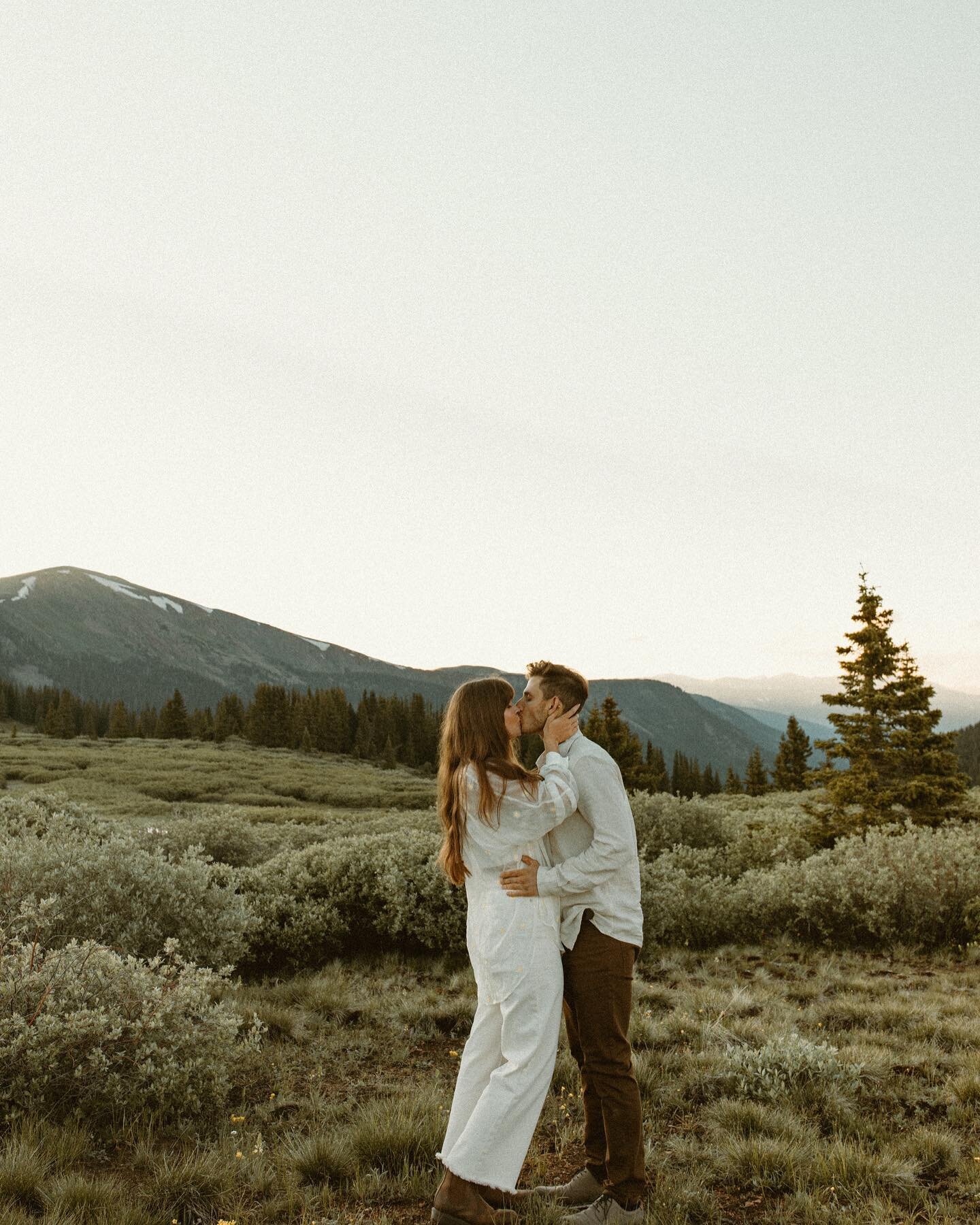 in the summer mountain glow with laur + rod in one of my favorite spots ✨🌼