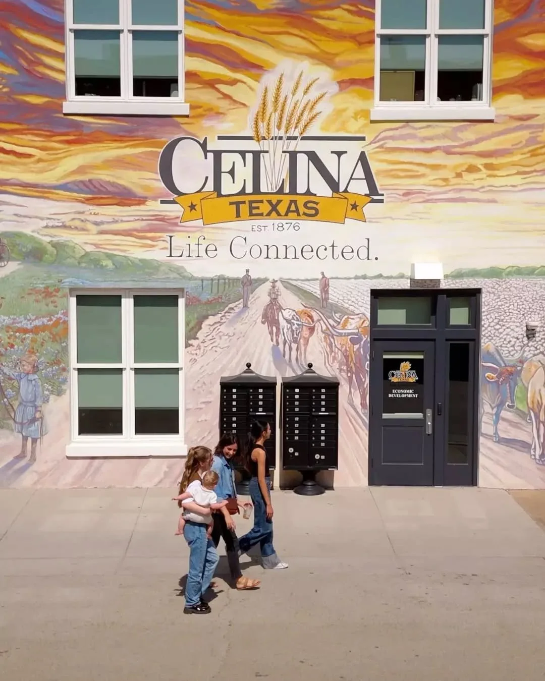 Downtown strolls + your favorite people = the kind of moments that make Celina feel like home.

#UptownCelina #TheHeightsatUptownCelina #CelinaTx
