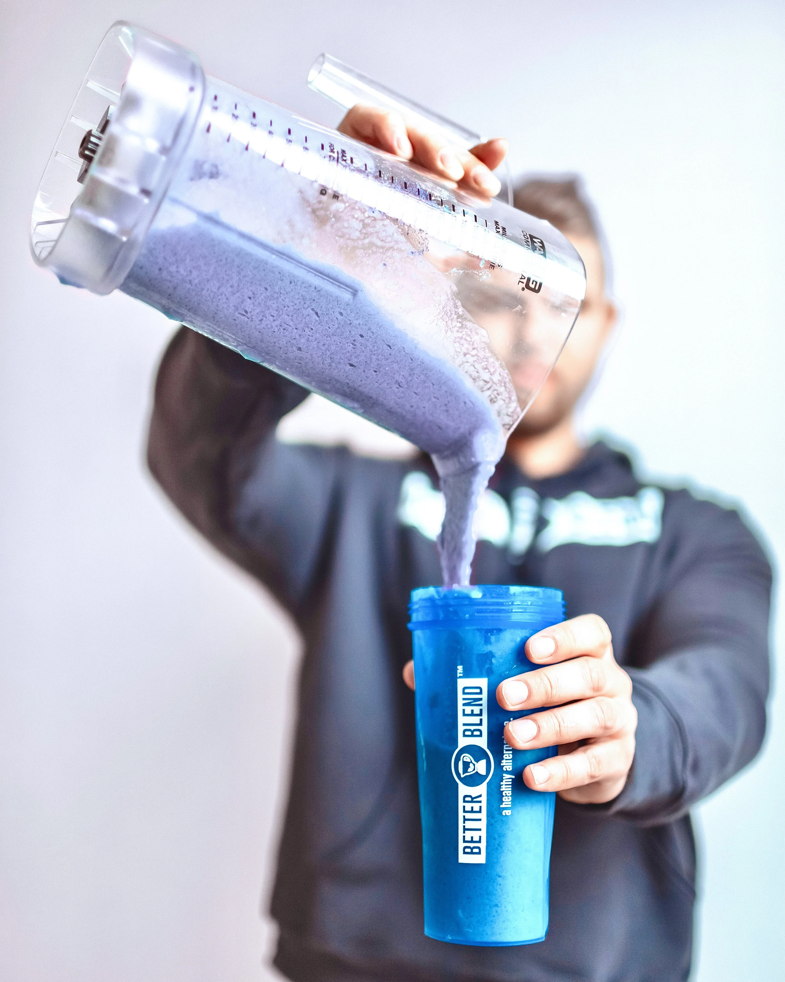 Blend Shaker pour.jpg