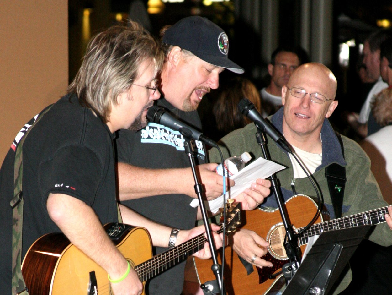 DP Rick Warren & Rick M sing  crop Mar 07.jpg