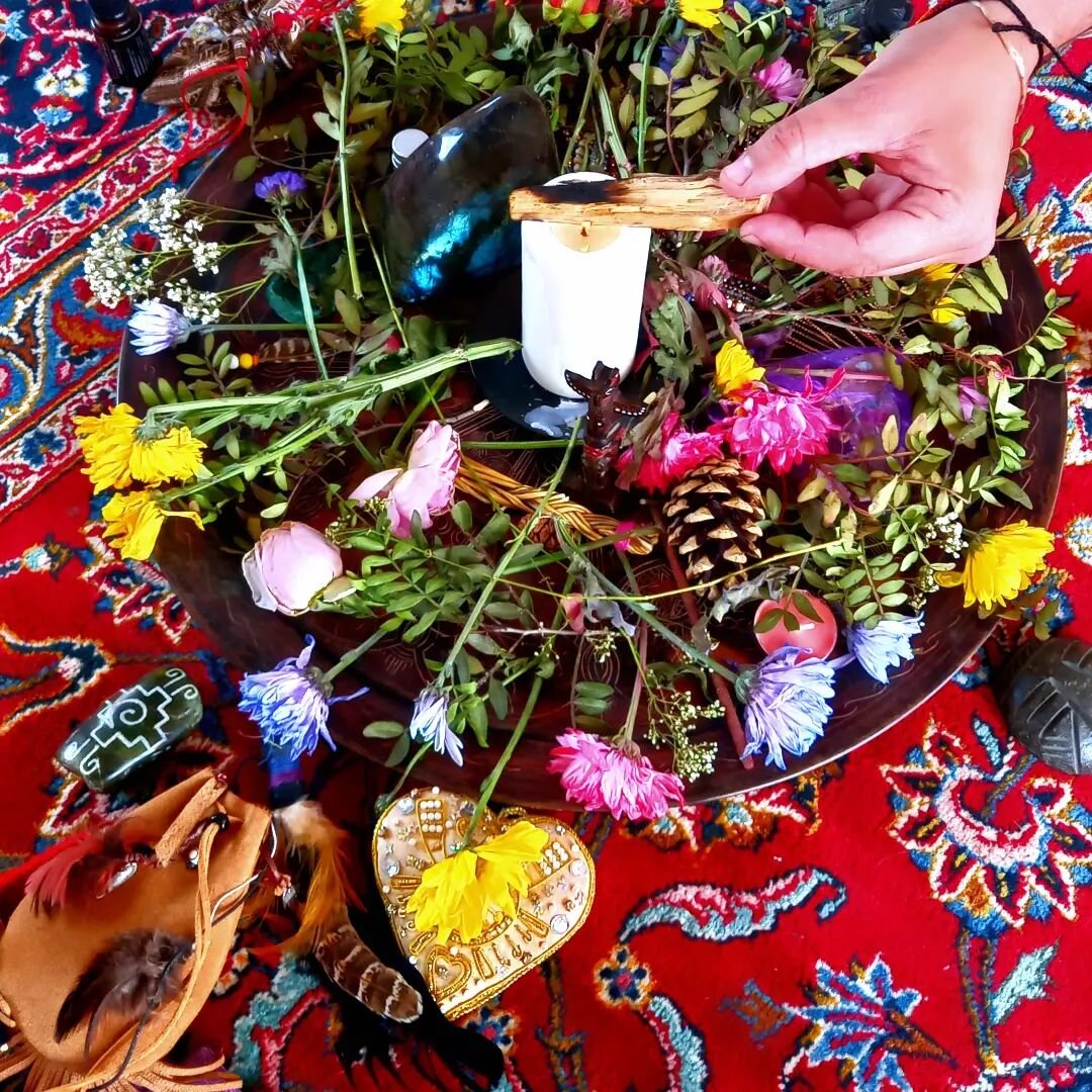 𝕎𝕖𝕖𝕜 𝕖𝕟𝕕 𝕒𝕝𝕥𝕒𝕣𝕤 💫🧚&zwj;♀️

Magic is high this week end 😍
First picture : collective altar for a shamanic gathering with the soul tribe yesterday at the Salisbury center. 
Second picture : Altar in progress for this afternoon offer to 