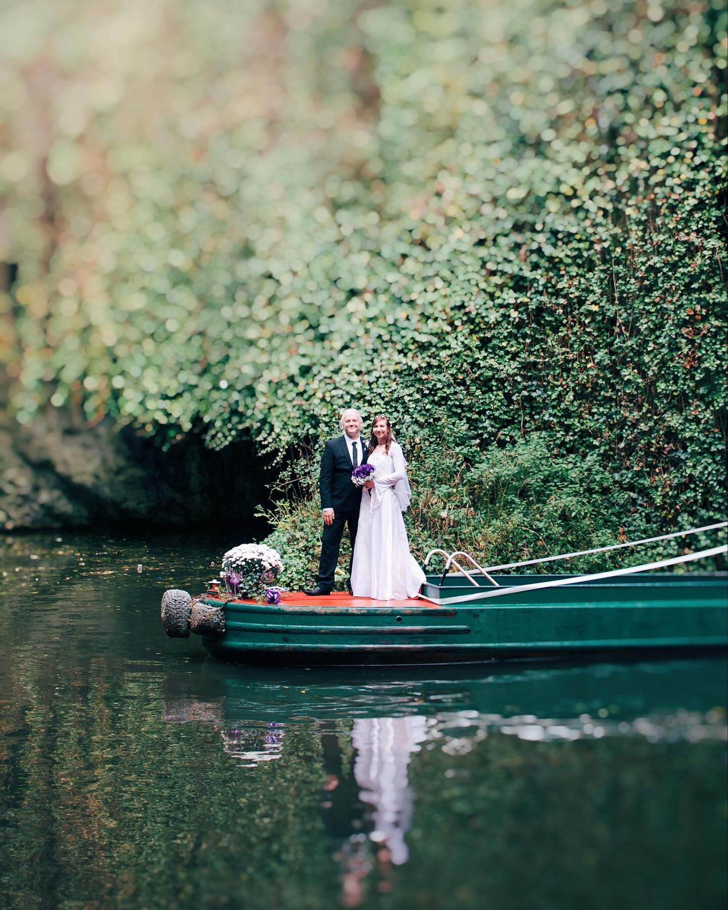 A wedding in a canal cavern surrounded by nature! Beautiful venue!