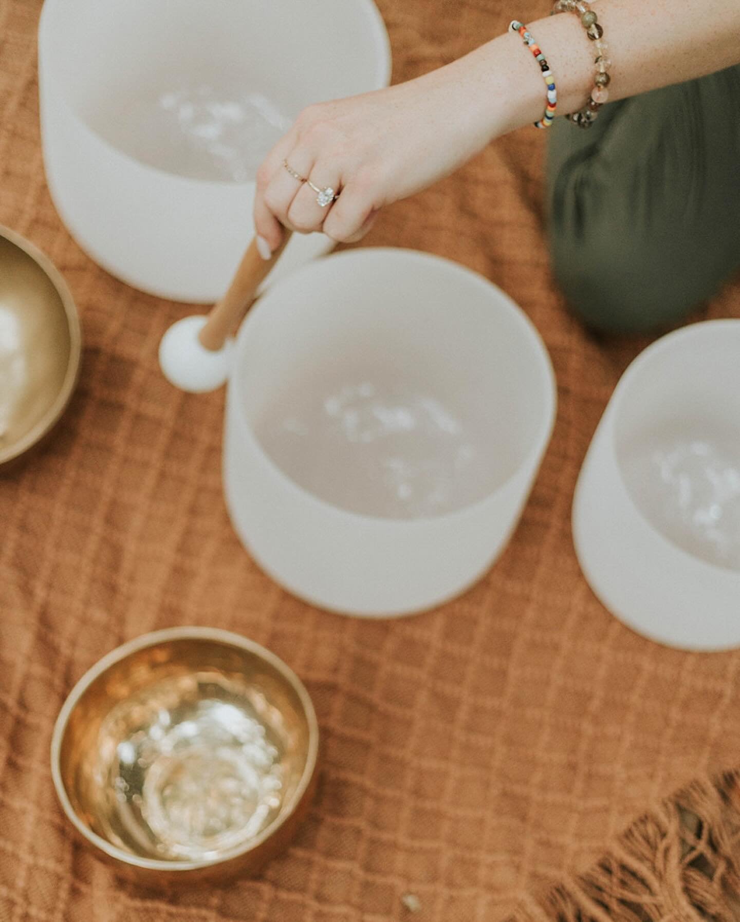 Some extra pretty shots of @magnoliahealingsounds doing her thing with her singing bowls 🎶 &hearts;️ Sound baths are the definition of vibing higher and I&rsquo;m totally here for it. What&rsquo;s your favorite way to meditate?