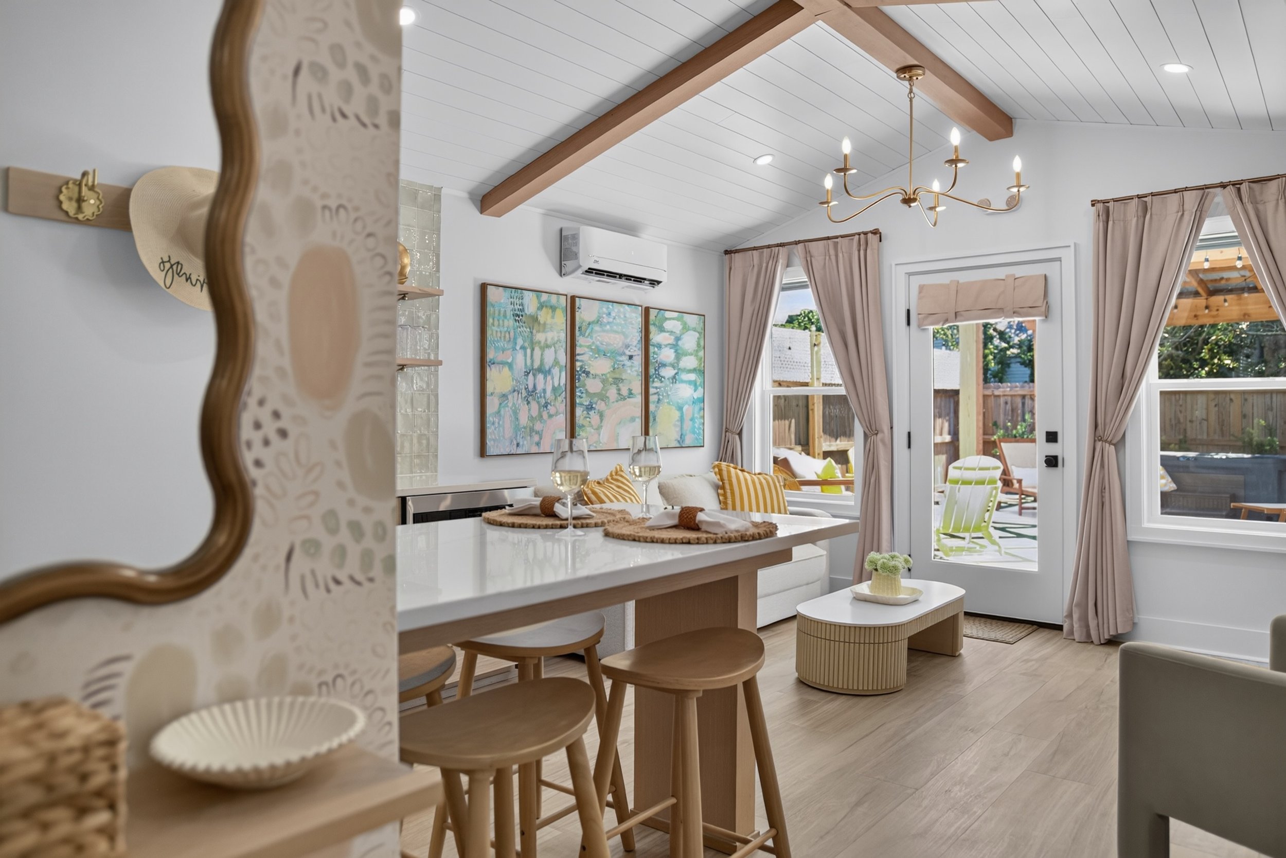 Love these shots of this little cutie patootie short term rental in downtown Ocean Springs. Have I mentioned how much I love photographing thoughtfully designed interiors? *Chefs Kiss* #airbnbphotography