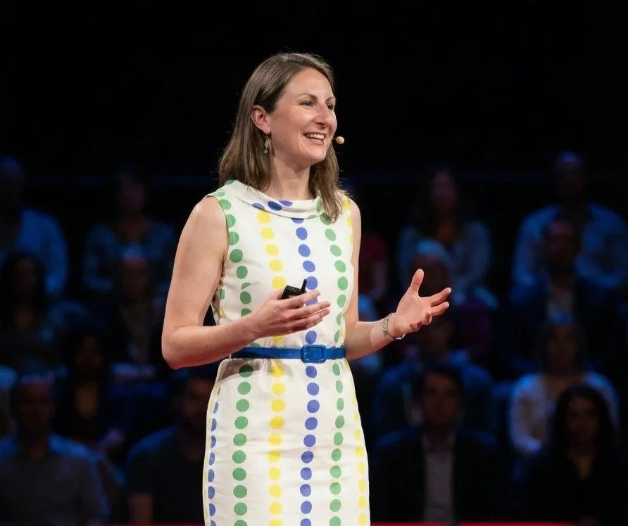 Tessa Rawson is giving a talk in front of an audience. Tessa Rawson is an experienced public speaking coach with over 12 years experience in TEDx.