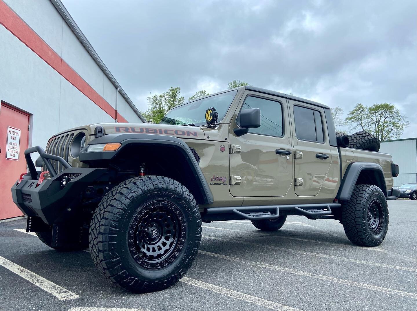 2020 JEEP Gladiator Rubicon @kchilites @readylift @fabfoursinc @nfabinc @fueloffroad @nittotire @rigidindustries