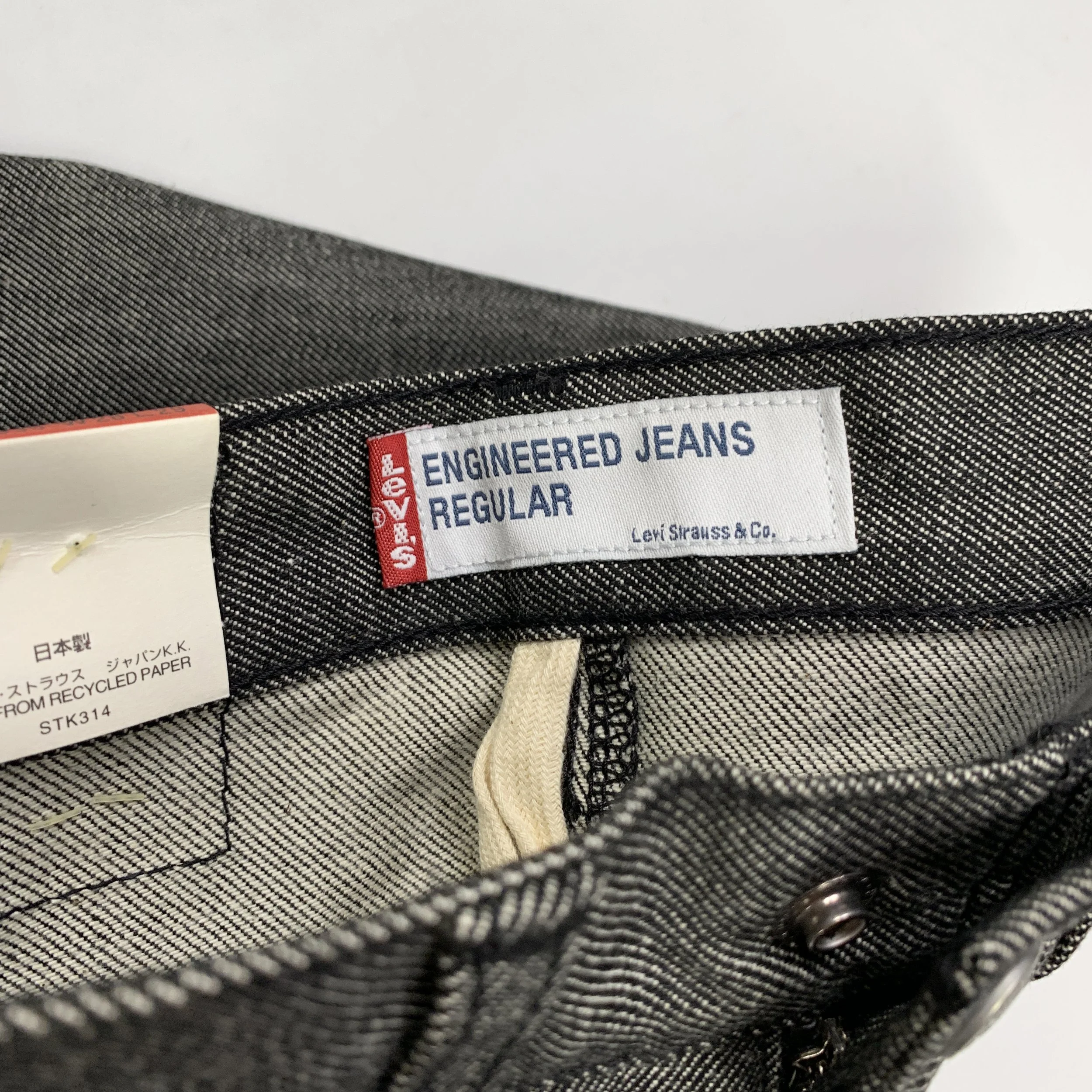 Levis ENG Reg 28 Grey 4.jpg