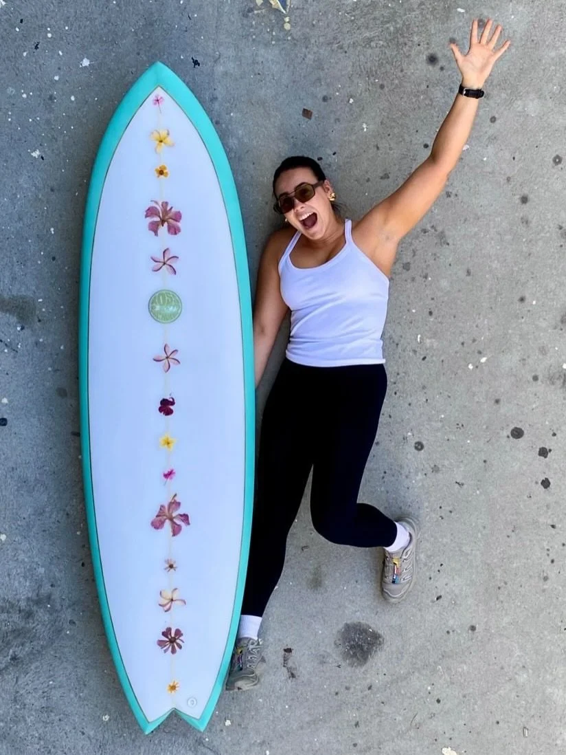 🏄&zwj;♀️Another beautiful surfboard carrying my homegrown flowers out into the waves 🌊

🏄&zwj;♀️ This stunning, fully rideable piece of art was handcrafted by Ross at @soulboardstore, combining craftsmanship, creativity, and a little botanical mag