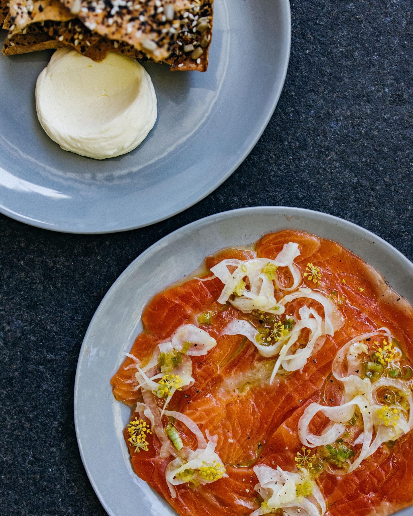 / / fresh, honest, refined / /

/ / cured ocean trout
/ / fennel blossom
/ / creme fraiche + rye

📷 (@lajosjohnvarga)
#caterconsultculture