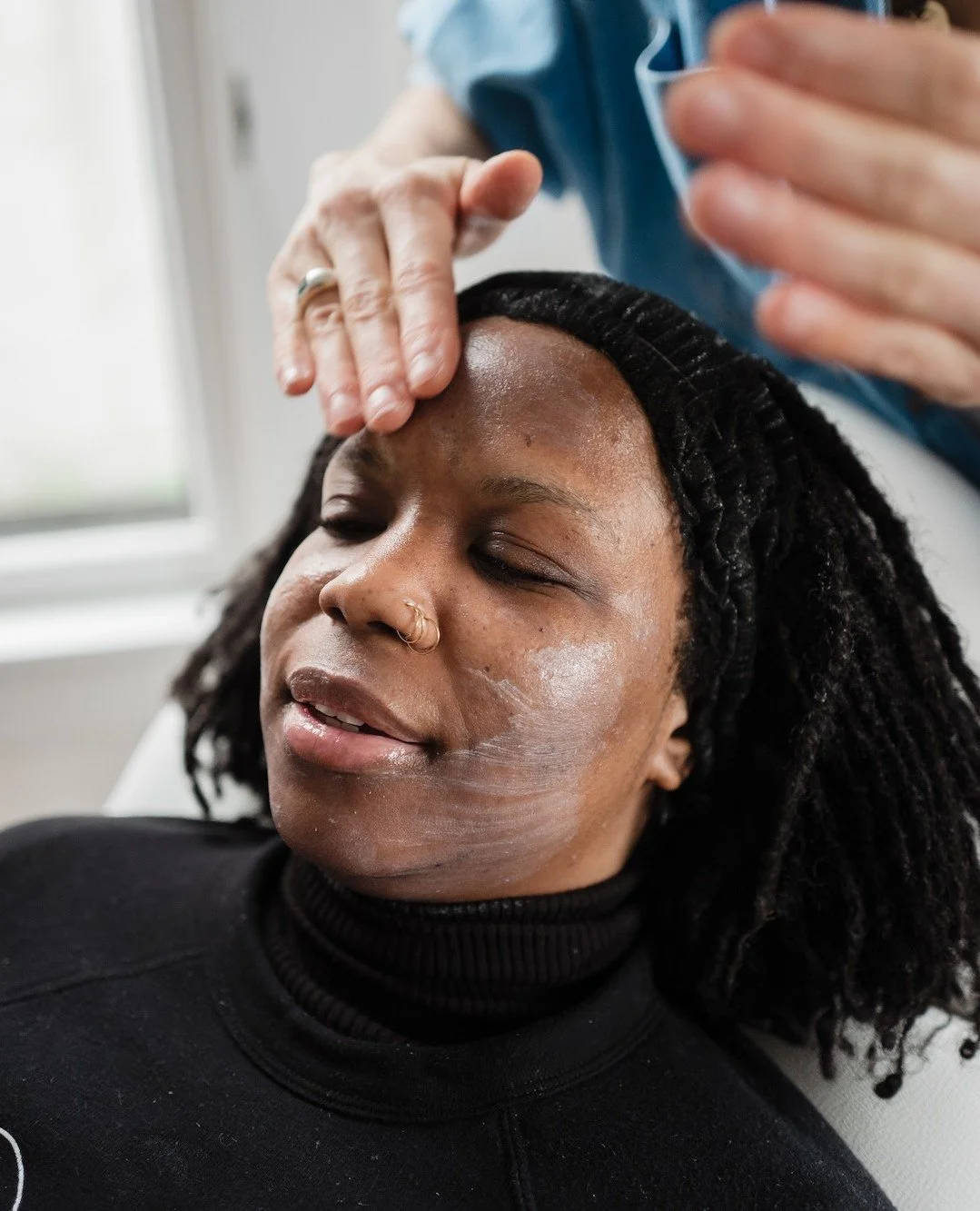 Chemical peels pair beautifully with microneedling to support brighter tone, smoother texture, and healthy skin renewal. 🖤 Now is an ideal time to refresh the surface of the skin and address lingering dullness before spring. When timed thoughtfully,