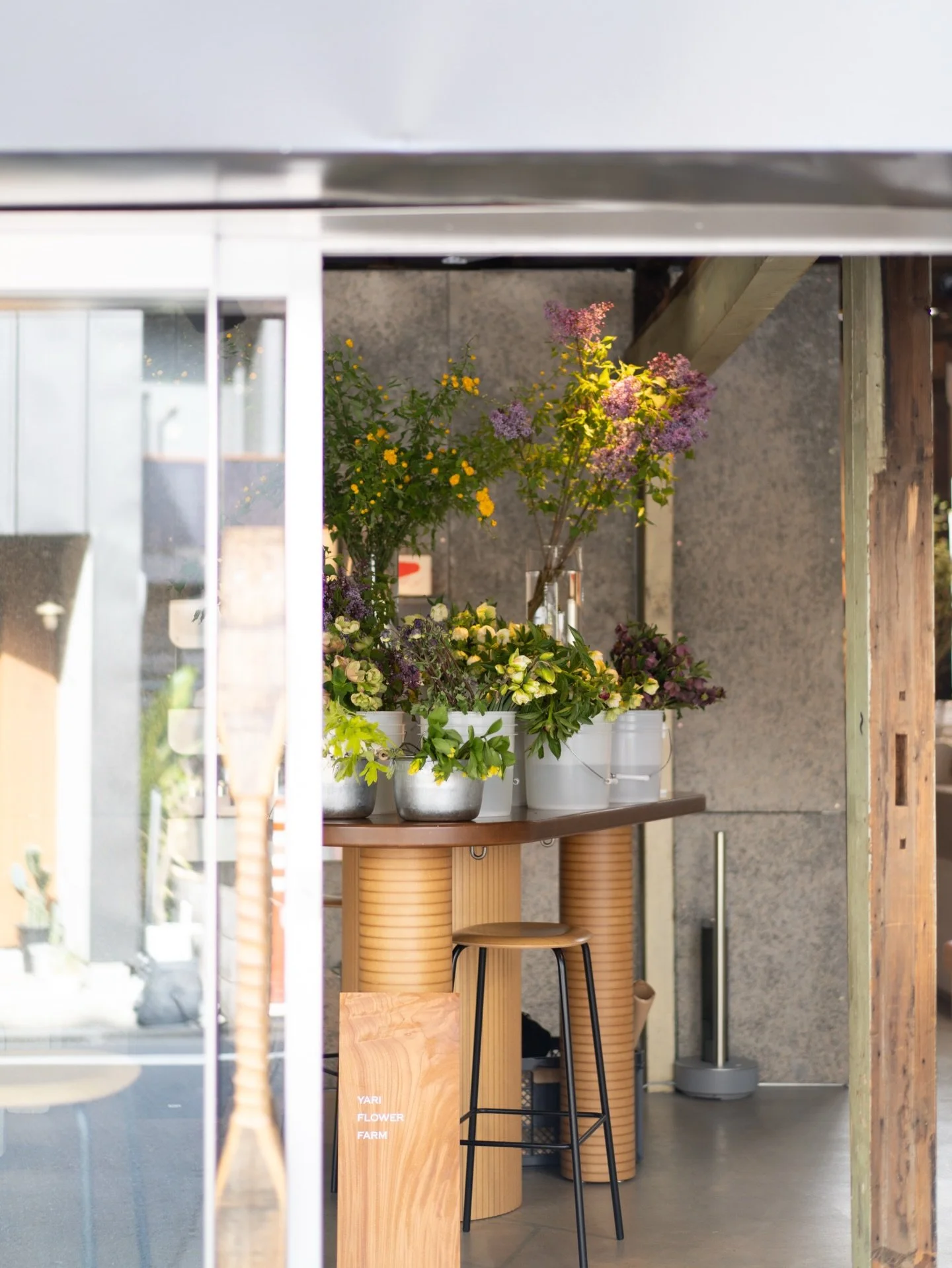 東京でのイベント、無事終わりました。ご参加いただいたみなさま、ありがとうございました。

トークイベントでは、考えていたことを言葉にすることで、日々の思考が少しずつ輪郭を持ち、質疑応答を通して新しい視点にも触れることができました。

ポップアップも、朝の短い2時間でしたが、途切れることなくお客様に足を運んでいただき、日々の仕事の手応えを感じる時間となりました。何より、自分たちが育てた花を手に取っていただいたときの笑顔に出会えたことが、励みになりました。

この二日間で得たことを、これからの花づく