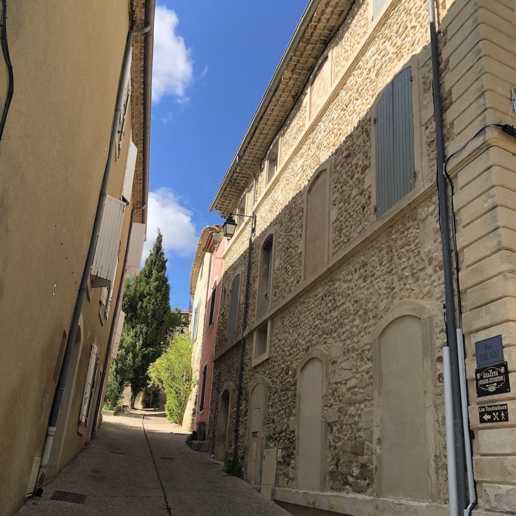 VISAN (VAUCLUSE). La maison bulle ou l'imparfaite géométrie