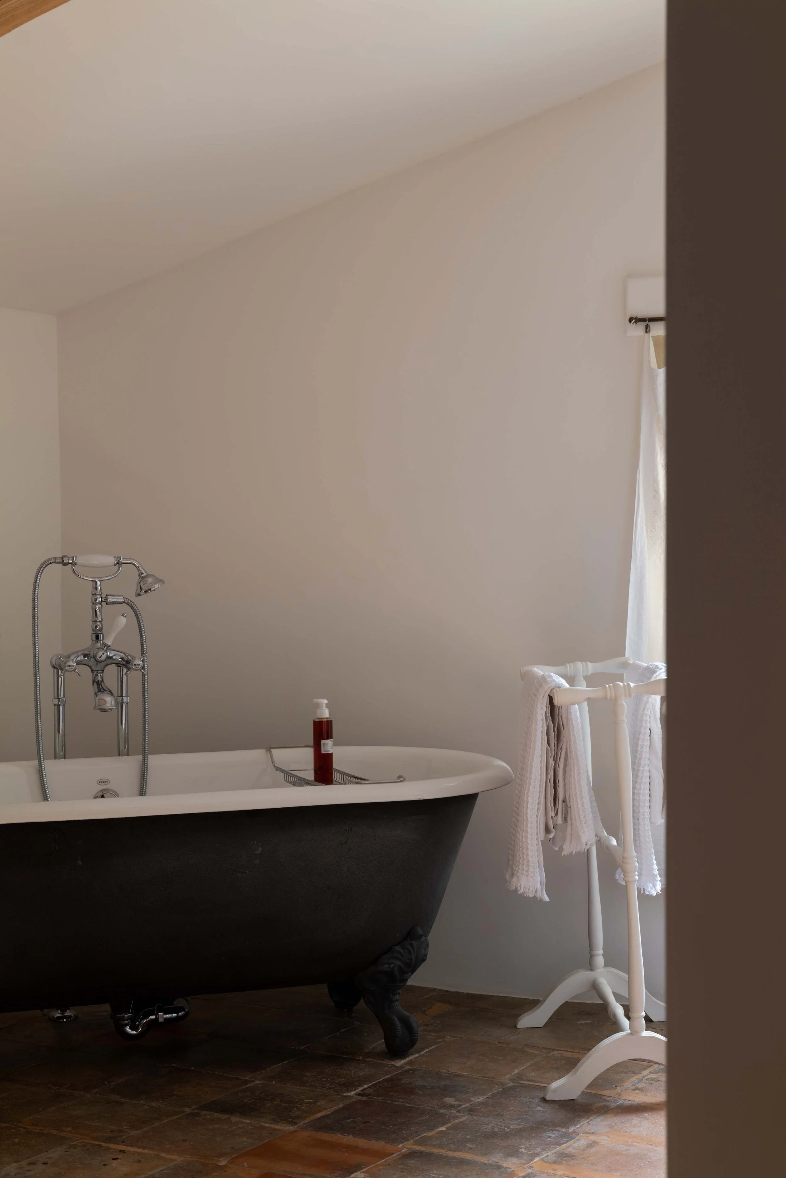 La chambre 5 de la Perroya, la suite avec son lit double et son mur de tableaux