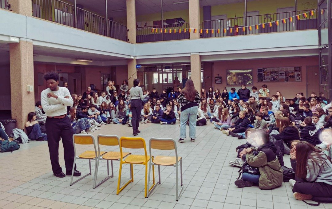 Quel plaisir d'amener nos actions au coeur des &eacute;coles 💛 Ici, la M&eacute;nagerie est partie dans l'Aisne pour une session de Th&eacute;&acirc;tre Forum - Spectacle Int&eacute;ractif au coll&egrave;ge Anne de Montmorency.

Destin&eacute;e &agr