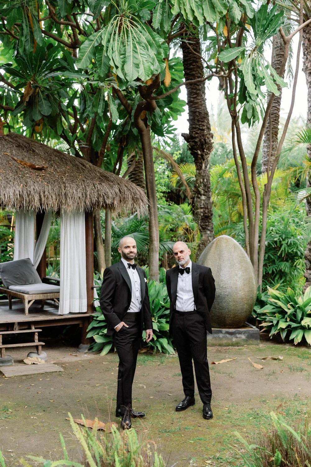Groom couple in tuxedos on their wedding day in Elche, captured by wedding photographer Ivan Ladejo, showcasing the elegance and love of this unique celebration.