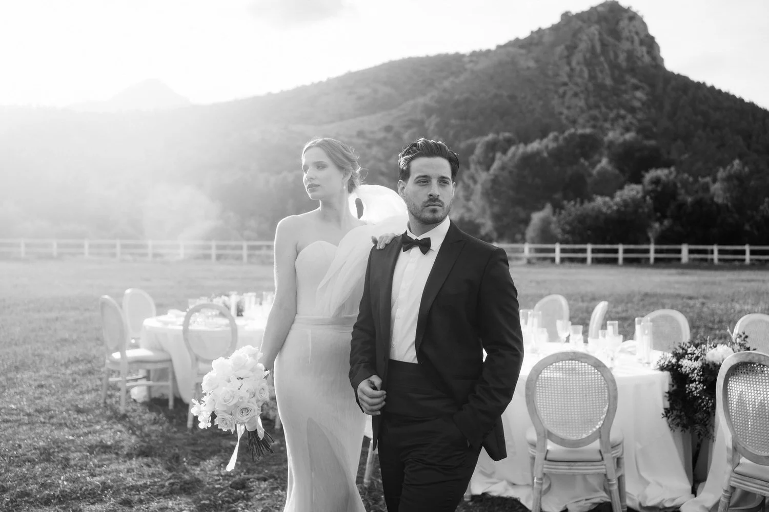 Elegant couple on their wedding day at Raco del Pastor, in an editorial-style photograph that stands out for its sophistication and timeless aesthetic.