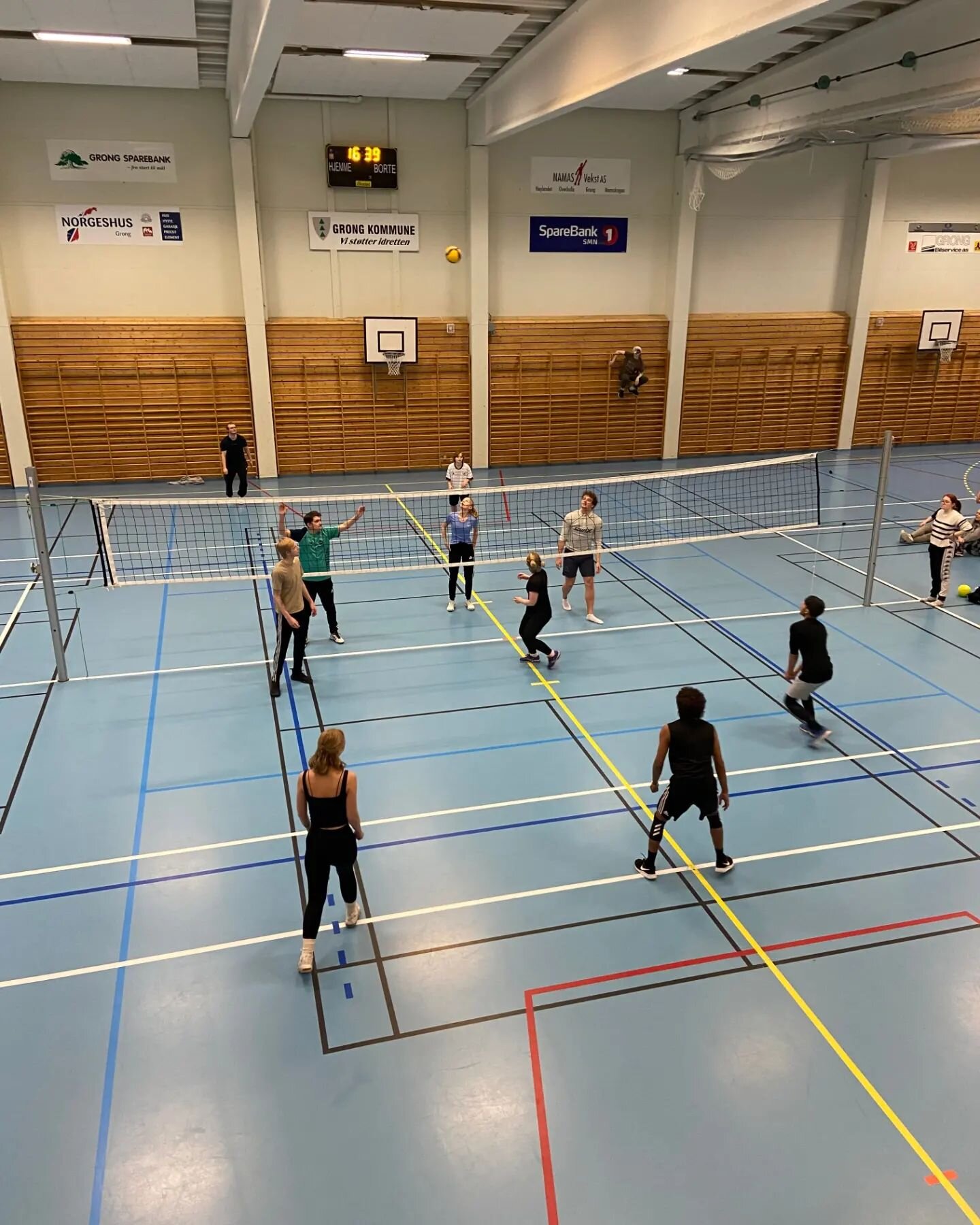 I dag har det v&aelig;rt volleyball turnering mellom de forskjellige internatene.
#fhs #fhsliv #namdalsfolkeh&oslash;gskole #volleyball #turnering