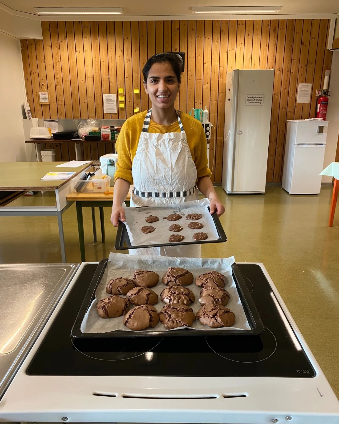 P&aring; baking blir det laget mye godt bakverk. Alltid like popul&aelig;rt &aring; v&aelig;re med p&aring;.
#namdals #namdalsfhs #fhs #folkeh&oslash;gskole #baking #kaker #cookies