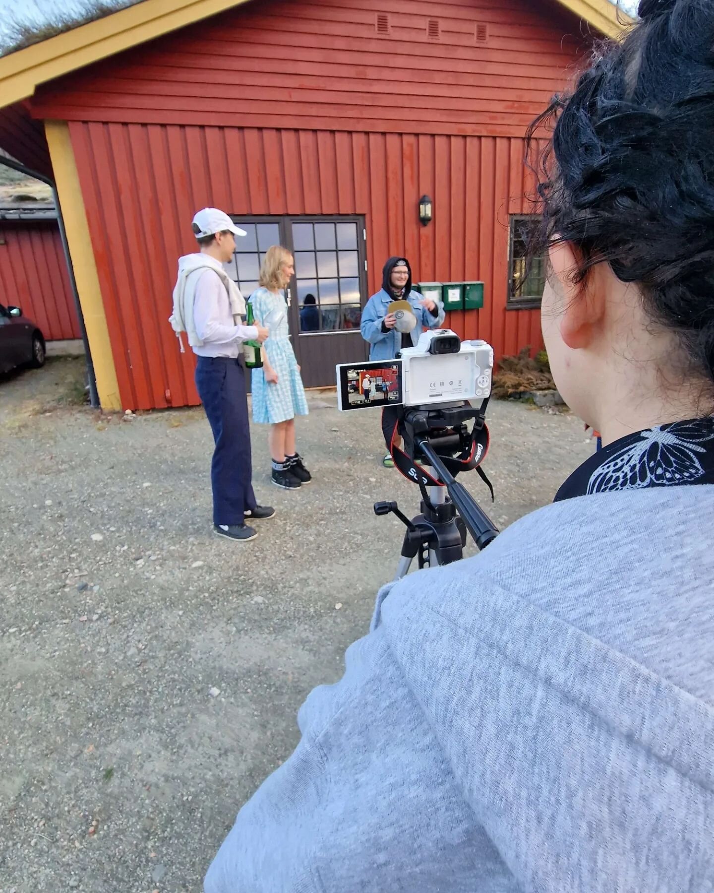 P&aring; valgfag kortfilm har elevene f&aring;tt pr&oslash;ve seg &aring; lage alle aspektene av en kort film, fra planlegging, rekvisitter og sminke til filming, lydopptak og redigering. Fult film crew som har laget en film p&aring; en uke.
#namdals