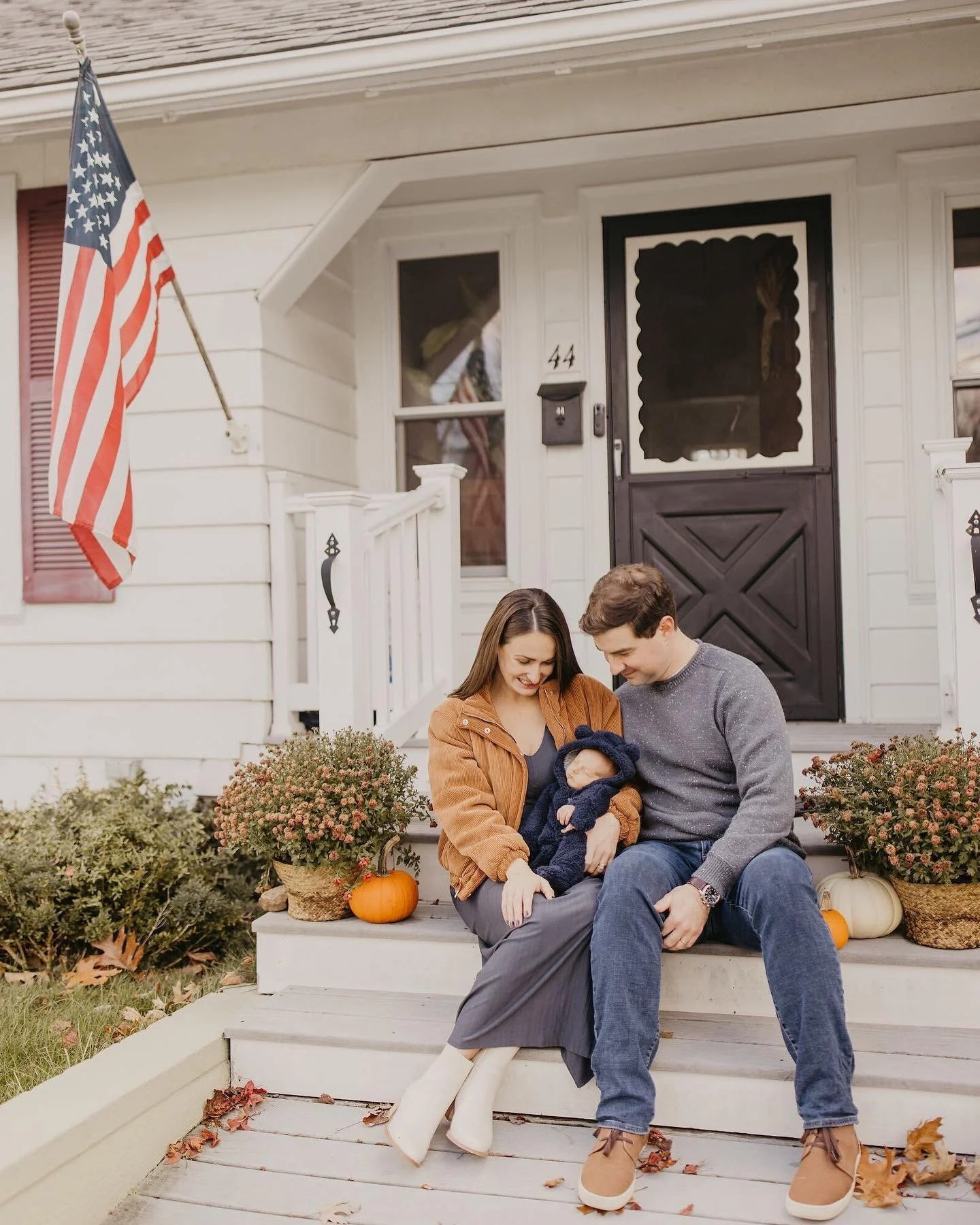 Fall is officially here, and you know what that means&mdash;it&rsquo;s the best season for family photos! 🍂📸 With cozy sweaters, vibrant leaves, and those warm, golden hues, every snapshot feels like a little piece of magic. How adorable is this li