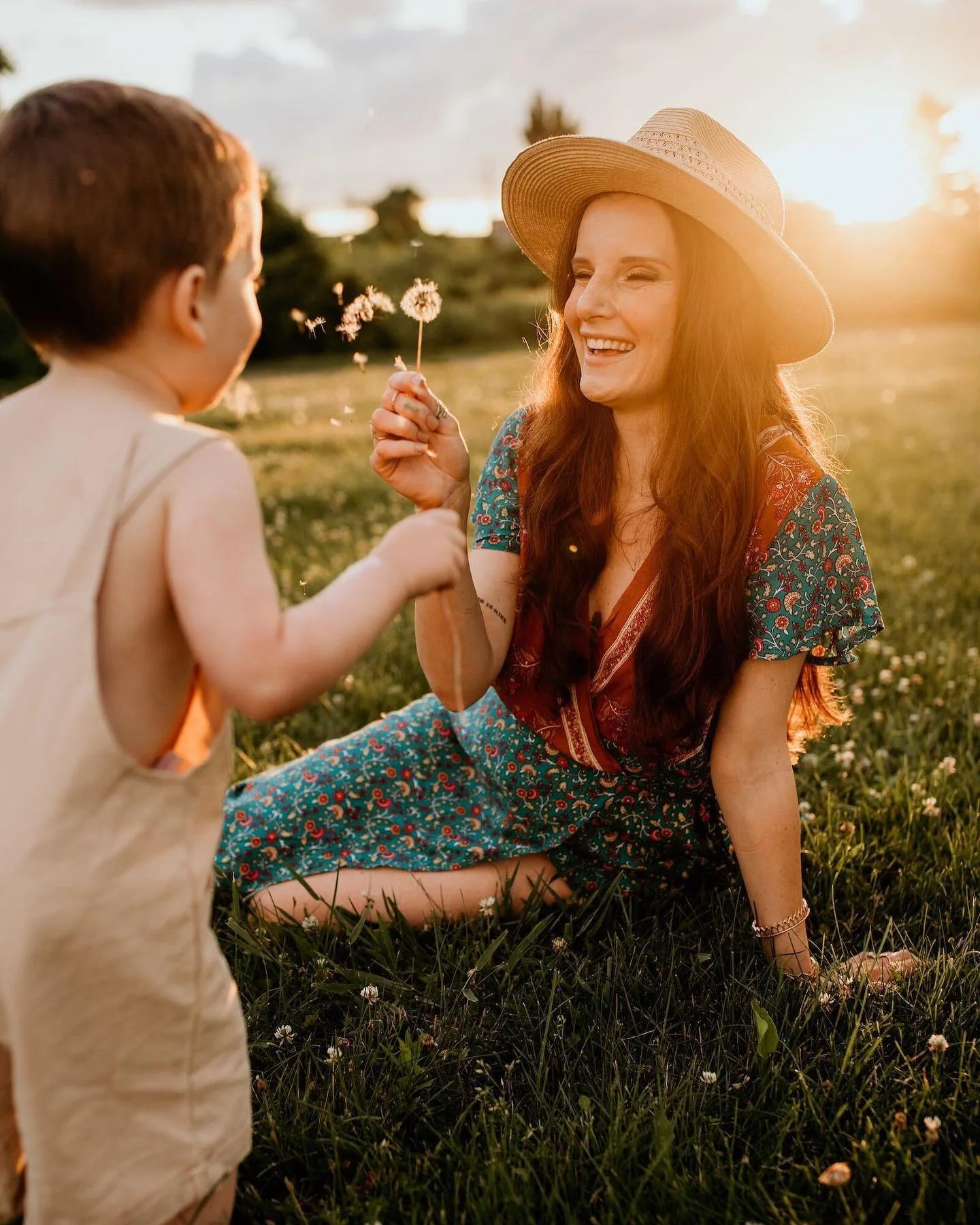 Golden hour magic with the sweetest little family. 🌼✨ Want to capture your own special moments? DM us to book your fall family photo session!
.
.
.
.
#familyphotography #bostonfamilyphotographer #newbornphotograpy #bostonnewbornphotographer #headsho