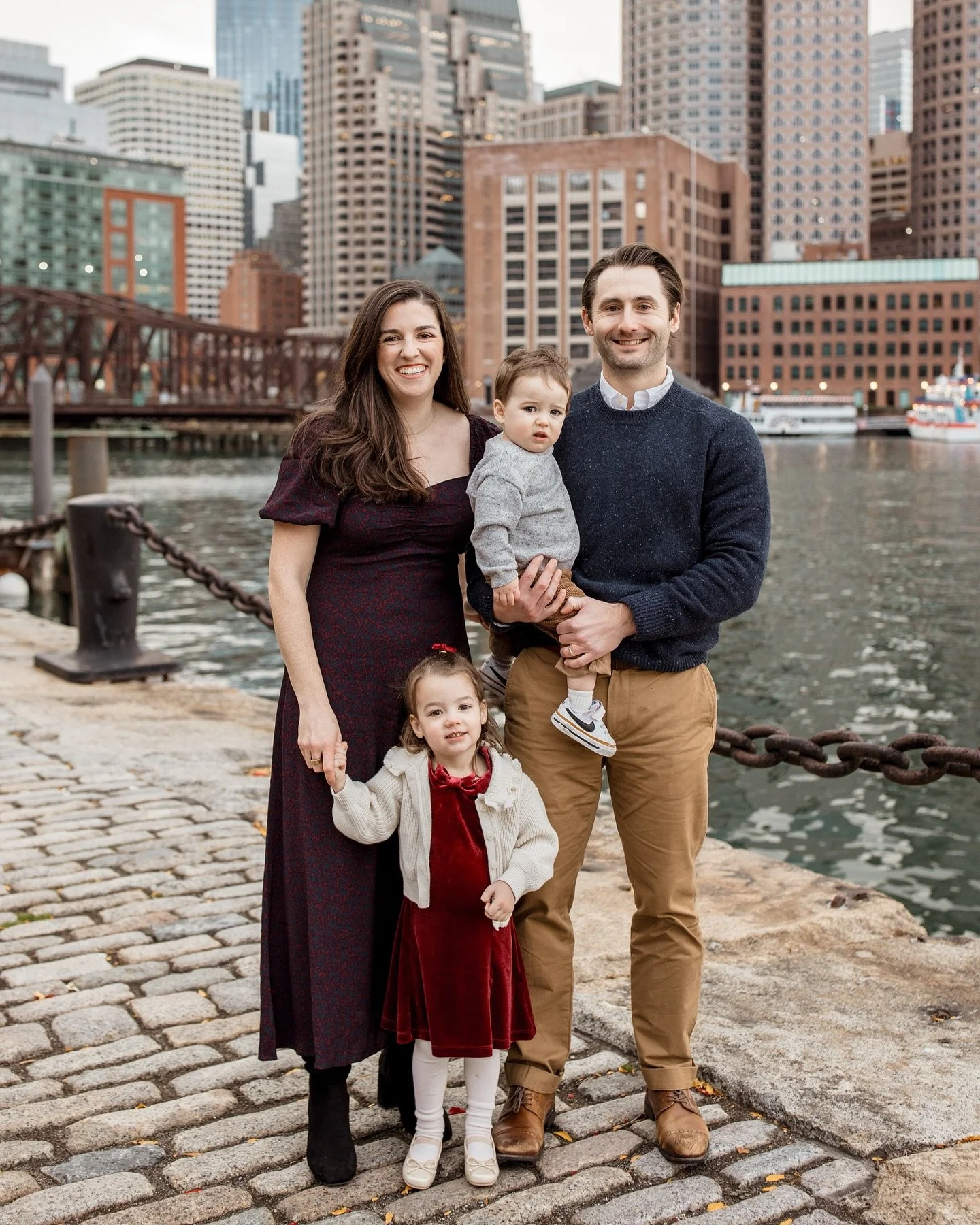 It&rsquo;s that time of year ✨

Holiday Minis are back &mdash; 60 minutes in our studio or outdoors at a favorite local spot.

Perfect for holiday cards, gifts, or just capturing this season of your family&rsquo;s story.

Message us to reserve your s