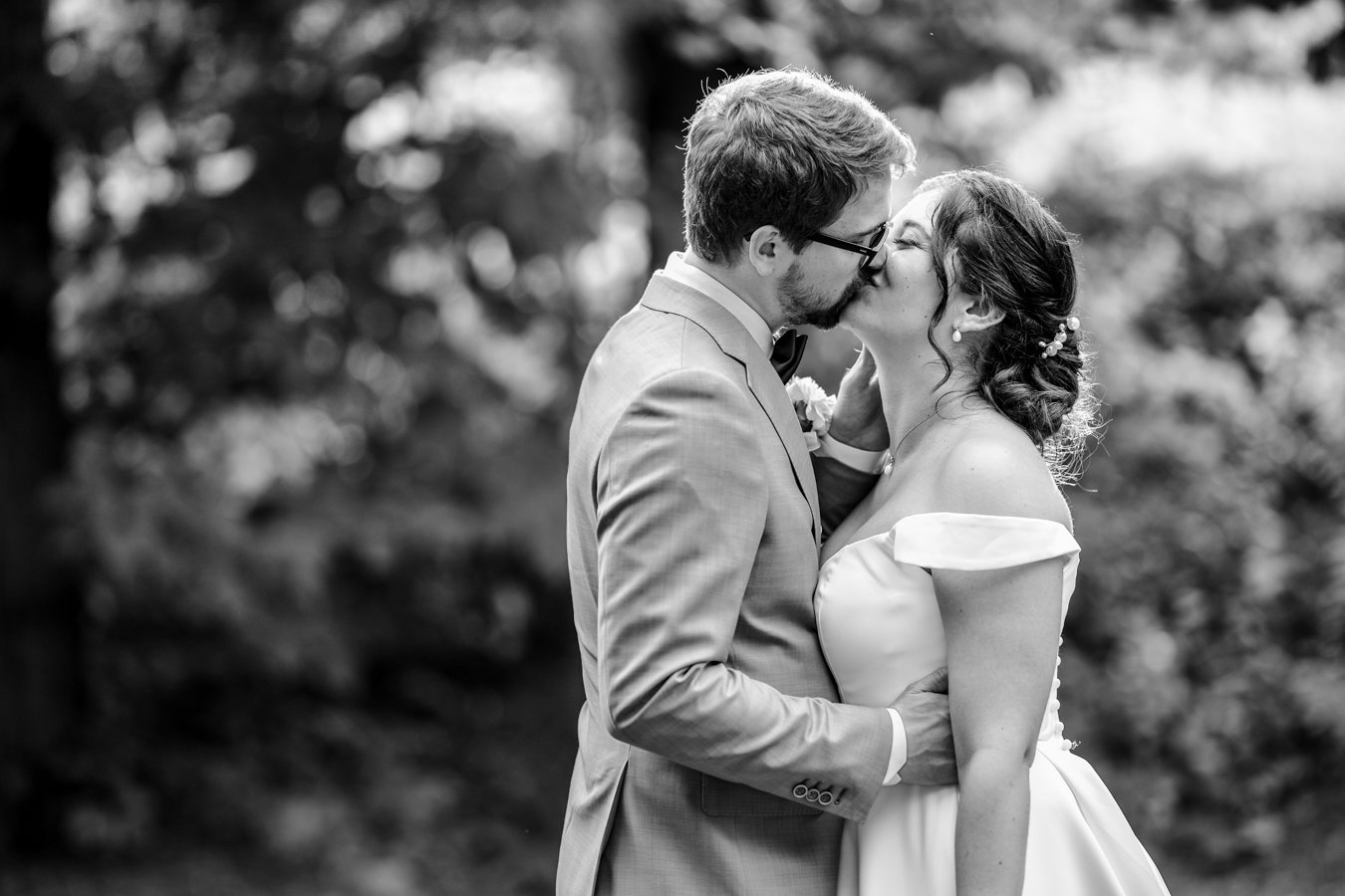 couple kissing at auberge Val St Come wedding