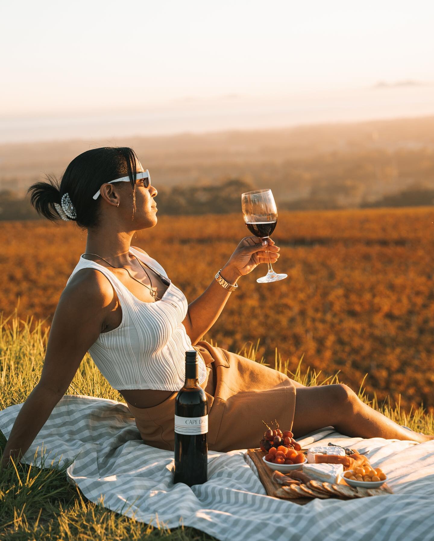 Picture perfect end of the day: 
Clear your mind &amp; watch the sky 🥂

#capedorlifestyle #wine #winelover #worldwinemoments #winenot #capedorwines #cabernetsauvignon #sunsetlovers #endoftheday #sawine #capetocali #capetown #santabarbara #wineadvent